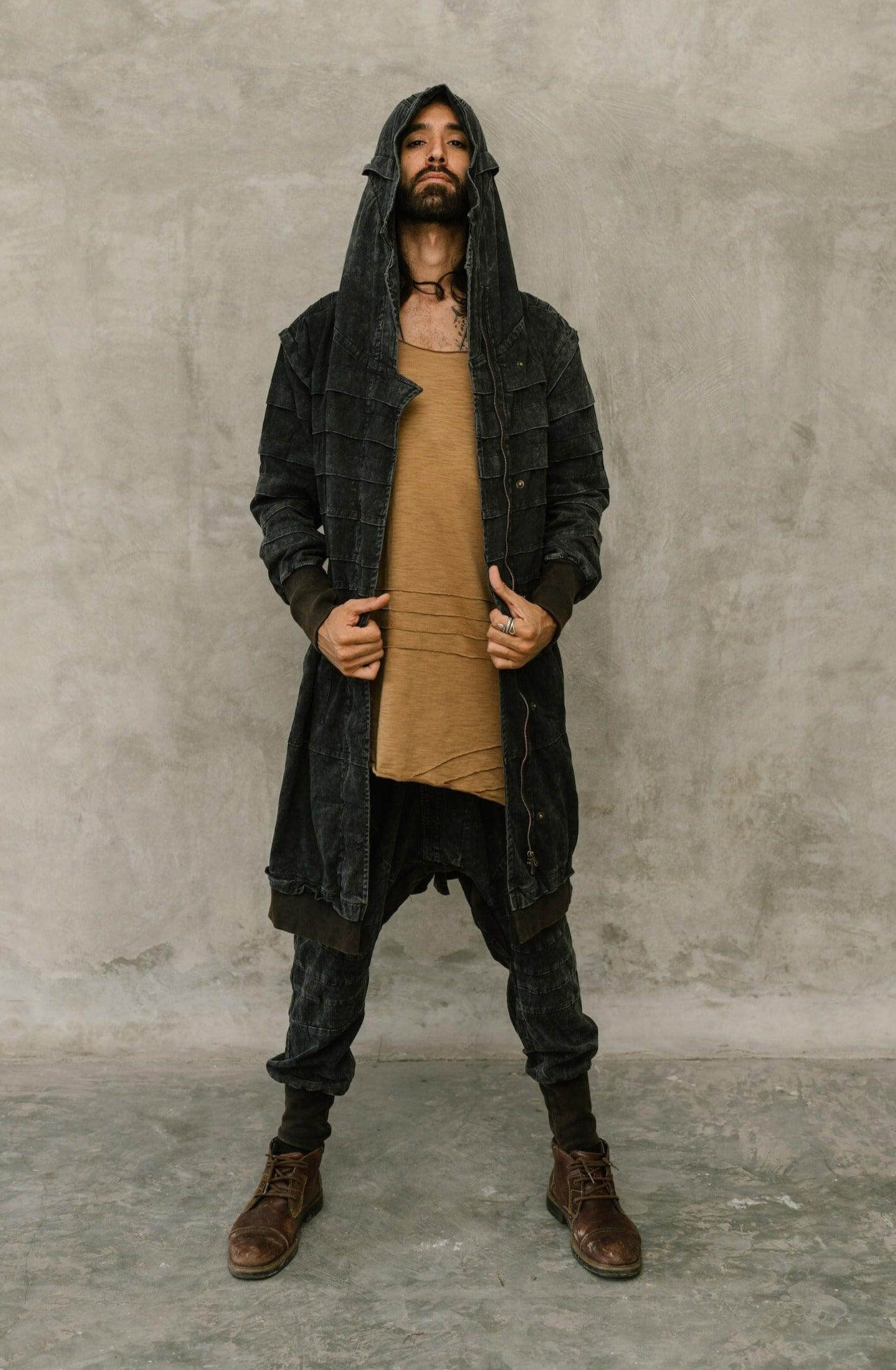 VALO Design Jacket SISU – Crafted from 100% stonewashed cotton for a unique rugged look. Features a large hood, long zipper closure, two zip pockets, and thumbhole sleeves for comfort and functionality.