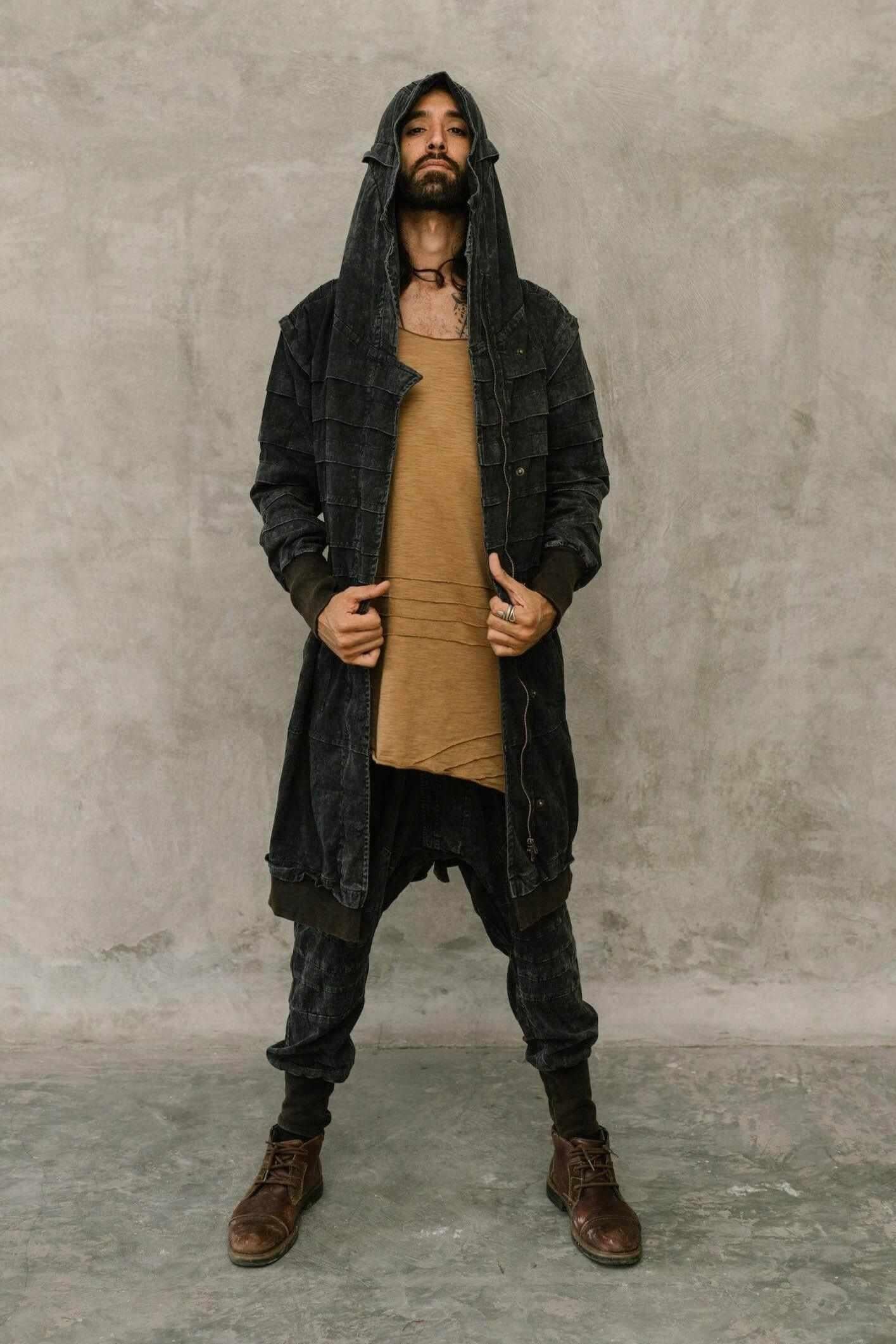 VALO Design Jacket SISU – Crafted from 100% stonewashed cotton for a unique rugged look. Features a large hood, long zipper closure, two zip pockets, and thumbhole sleeves for comfort and functionality.