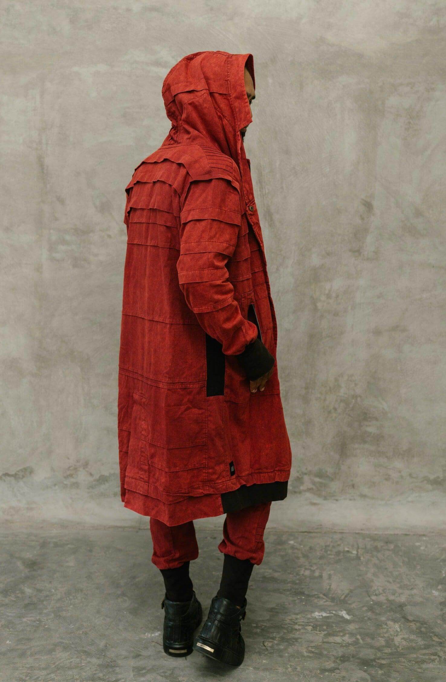 VALO Design Jacket SISU – Crafted from 100% stonewashed cotton for a unique rugged look. Features a large hood, long zipper closure, two zip pockets, and thumbhole sleeves for comfort and functionality.