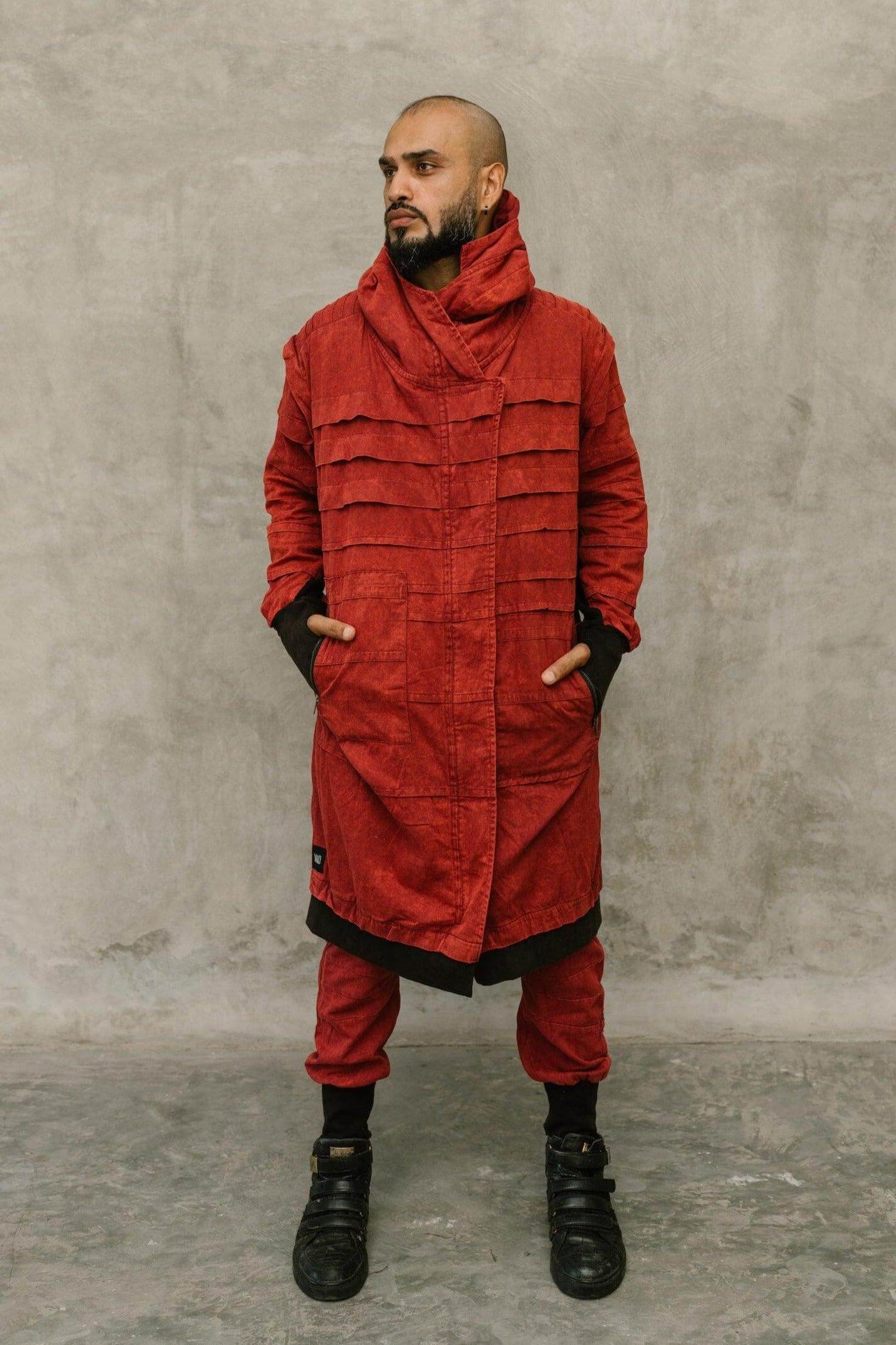 VALO Design Jacket SISU – Crafted from 100% stonewashed cotton for a unique rugged look. Features a large hood, long zipper closure, two zip pockets, and thumbhole sleeves for comfort and functionality.