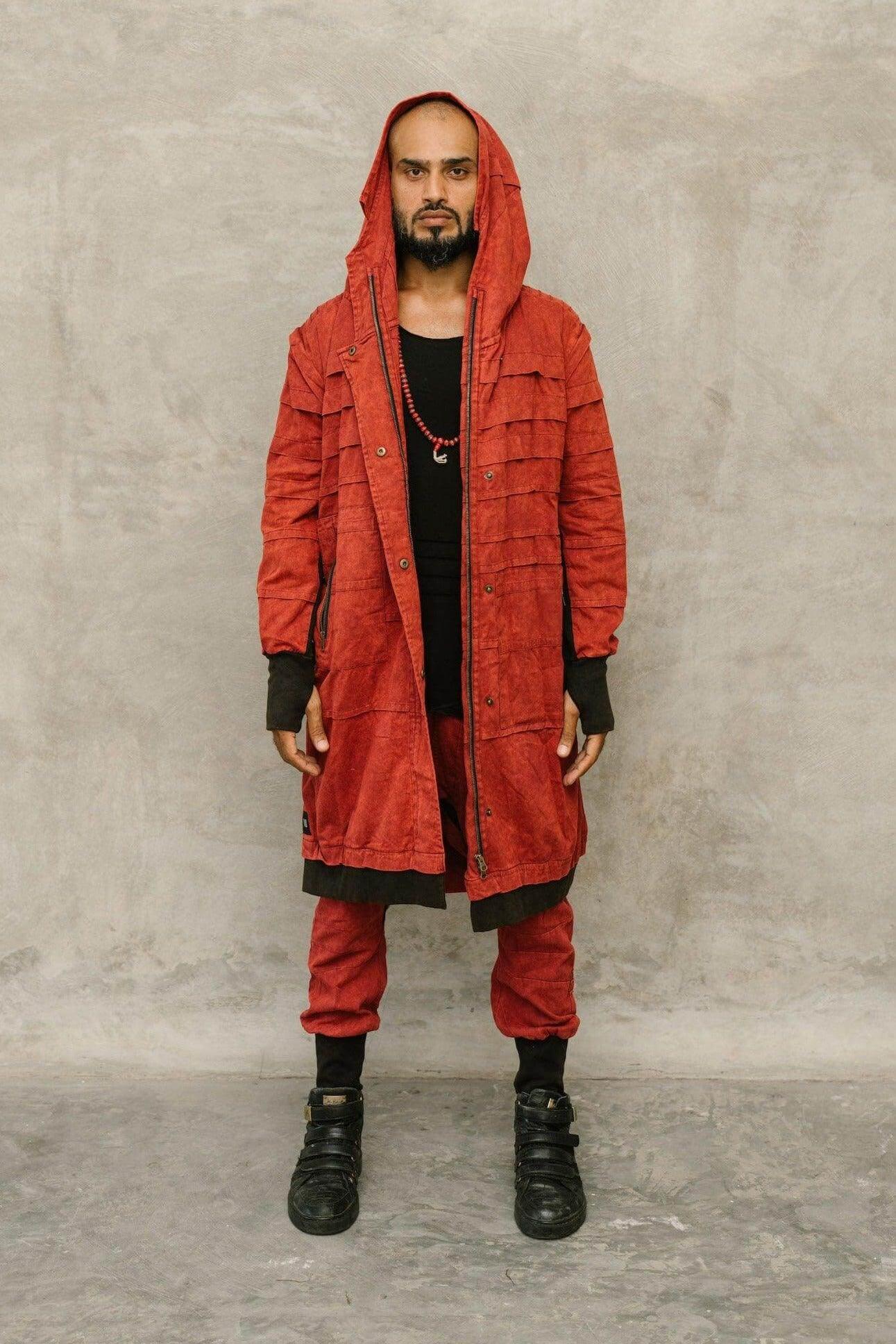 VALO Design Jacket SISU – Crafted from 100% stonewashed cotton for a unique rugged look. Features a large hood, long zipper closure, two zip pockets, and thumbhole sleeves for comfort and functionality.