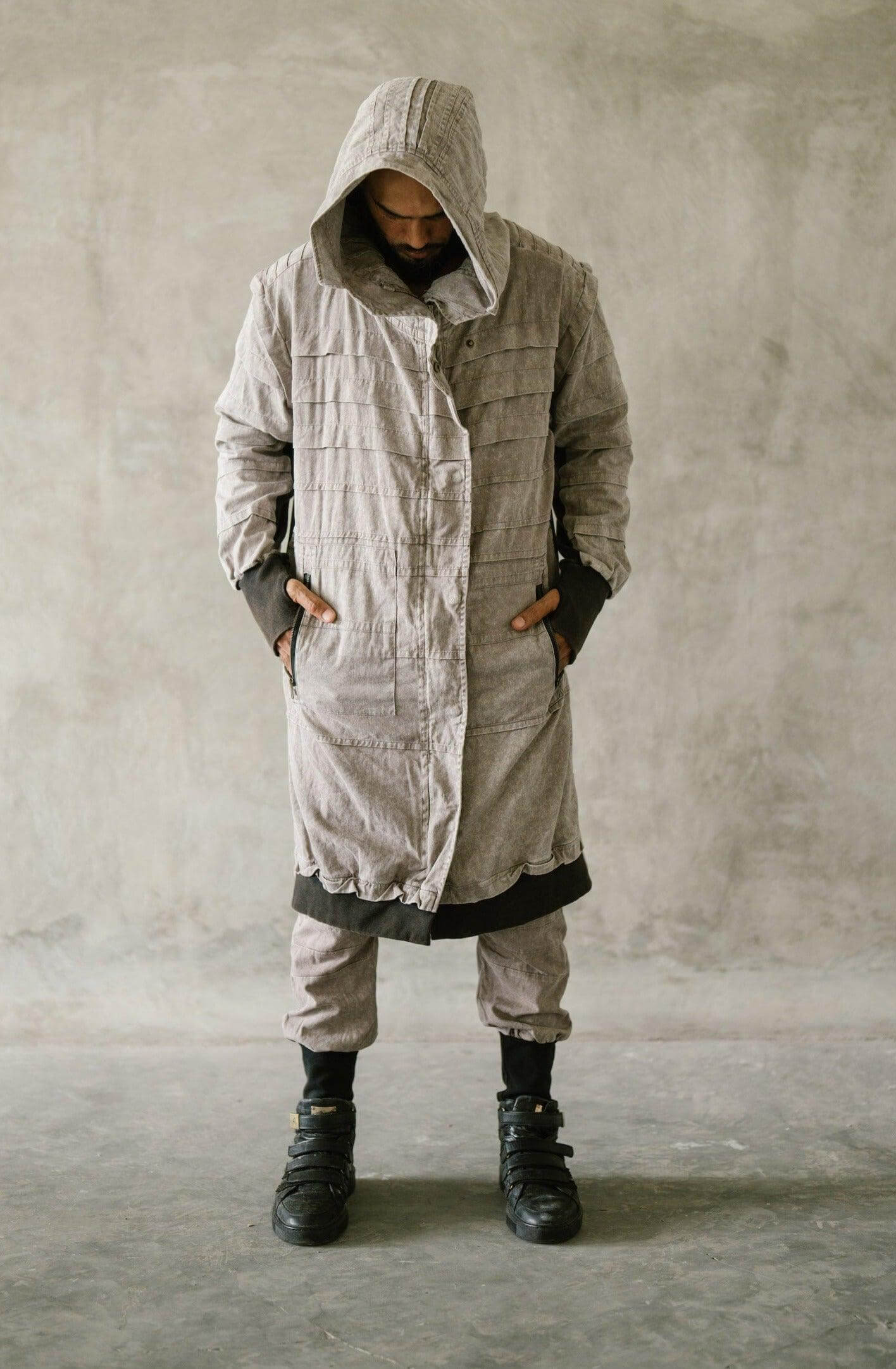 VALO Design Jacket SISU – Crafted from 100% stonewashed cotton for a unique rugged look. Features a large hood, long zipper closure, two zip pockets, and thumbhole sleeves for comfort and functionality.