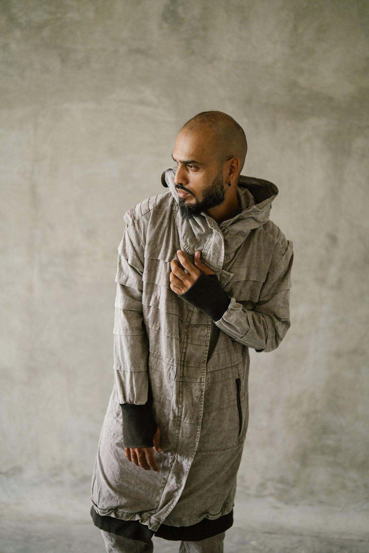 VALO Design Jacket SISU – Crafted from 100% stonewashed cotton for a unique rugged look. Features a large hood, long zipper closure, two zip pockets, and thumbhole sleeves for comfort and functionality.