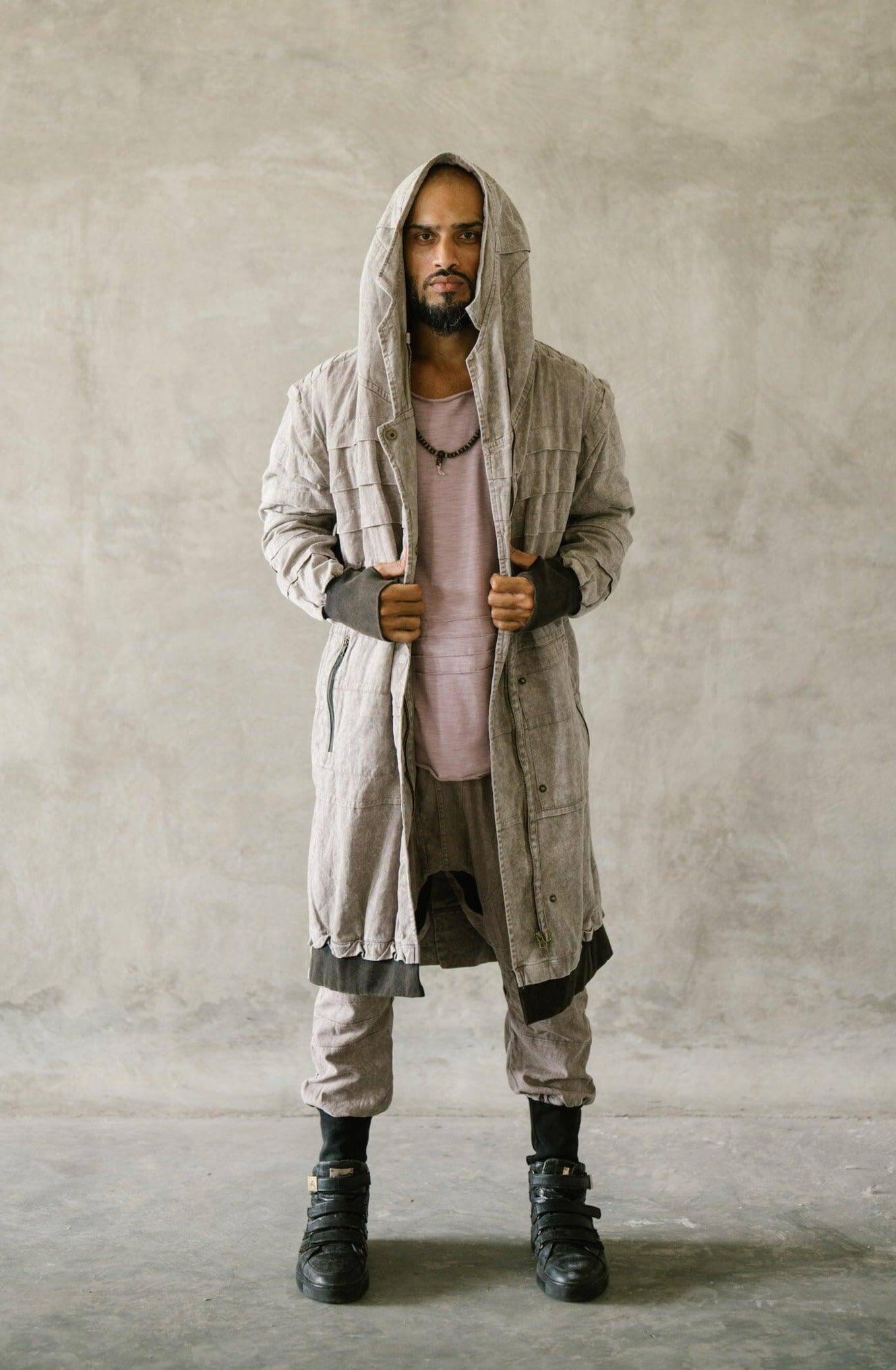 VALO Design Jacket SISU – Crafted from 100% stonewashed cotton for a unique rugged look. Features a large hood, long zipper closure, two zip pockets, and thumbhole sleeves for comfort and functionality.