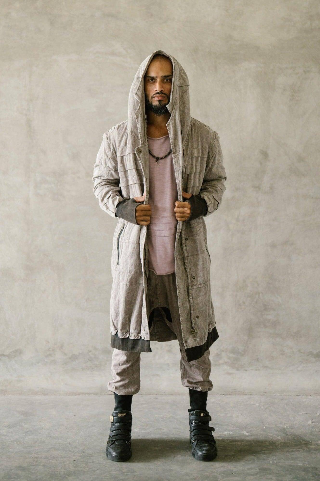 VALO Design Jacket SISU – Crafted from 100% stonewashed cotton for a unique rugged look. Features a large hood, long zipper closure, two zip pockets, and thumbhole sleeves for comfort and functionality.