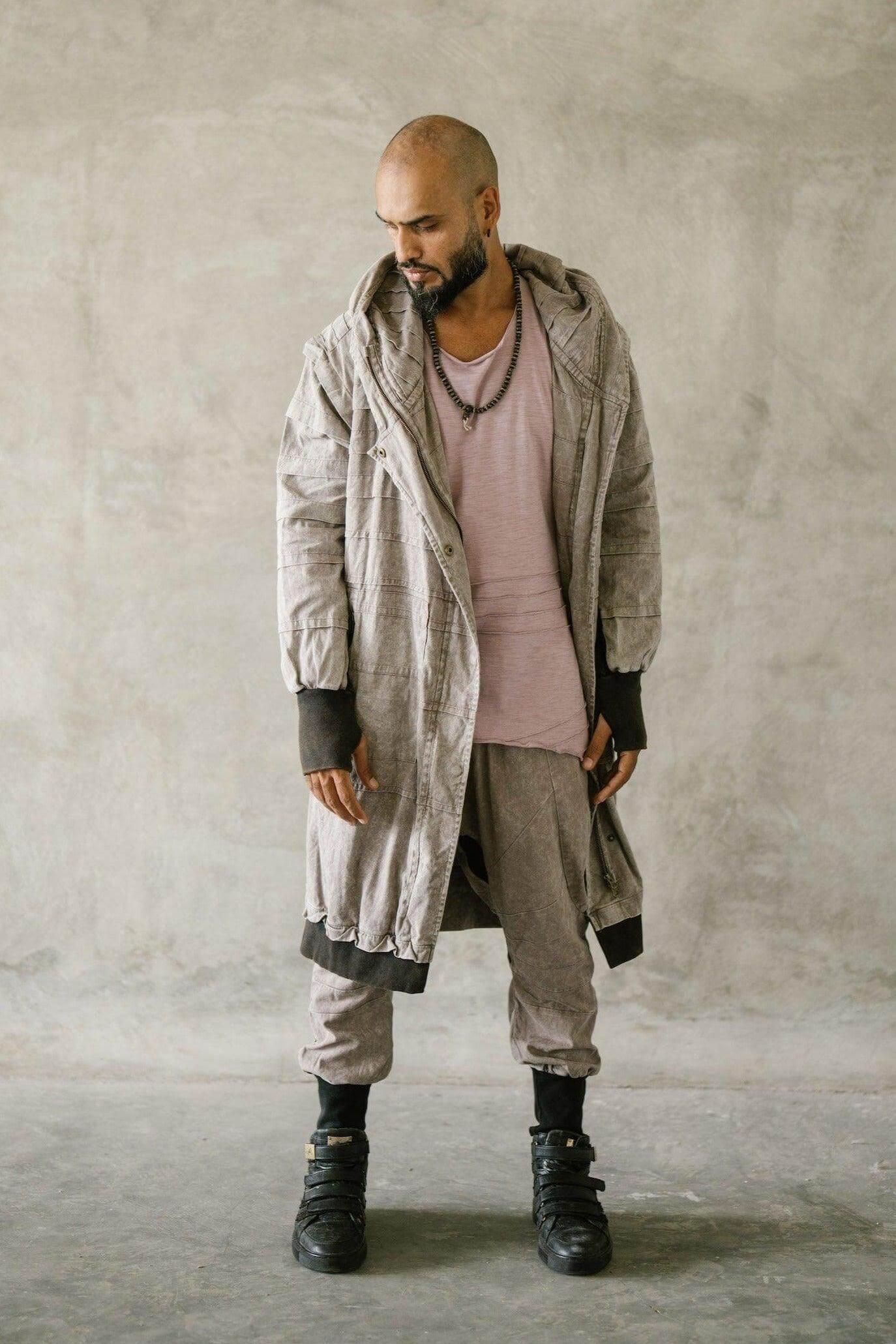 VALO Design Jacket SISU – Crafted from 100% stonewashed cotton for a unique rugged look. Features a large hood, long zipper closure, two zip pockets, and thumbhole sleeves for comfort and functionality.