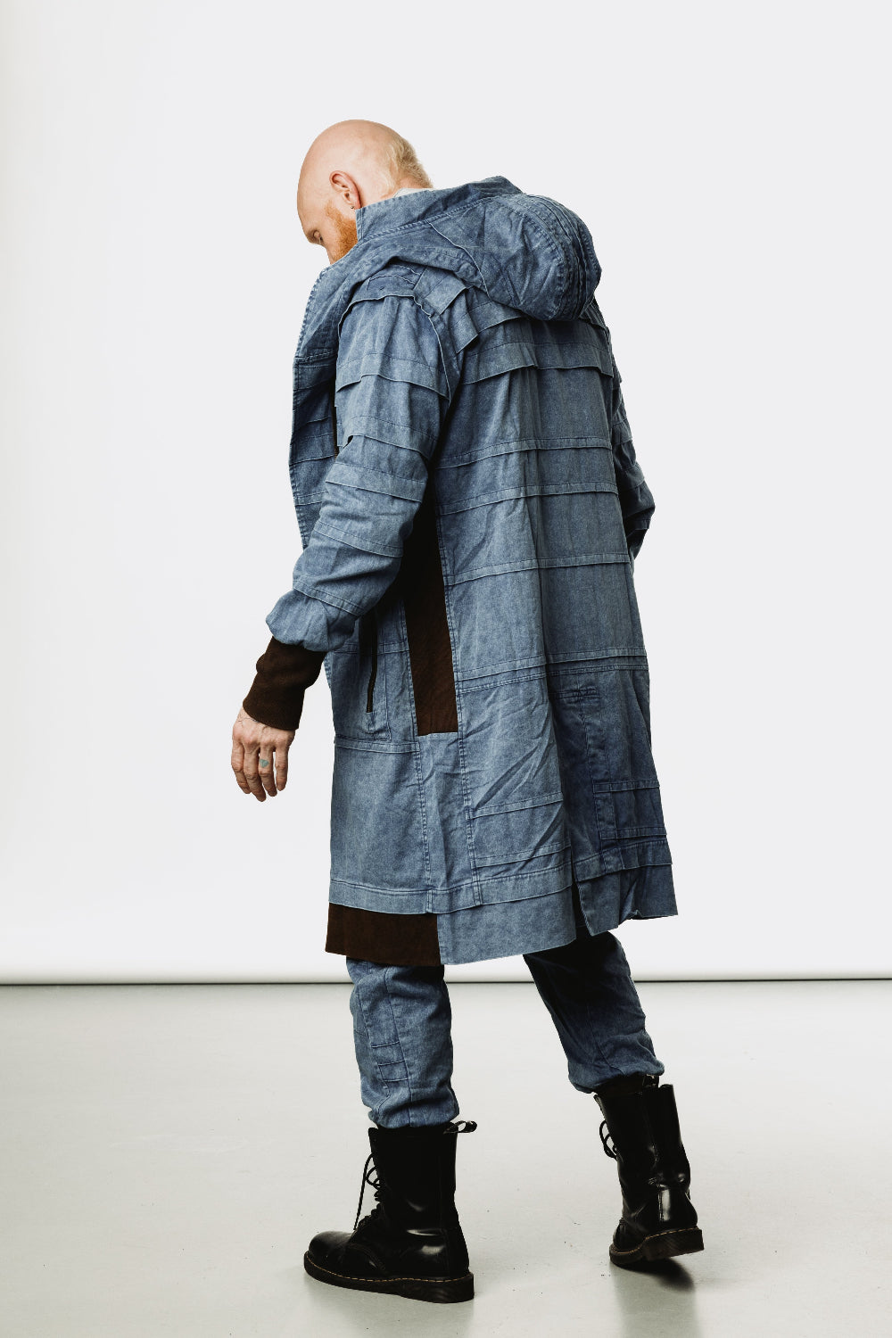 VALO Design Jacket SISU – Crafted from 100% stonewashed cotton for a unique rugged look. Features a large hood, long zipper closure, two zip pockets, and thumbhole sleeves for comfort and functionality.