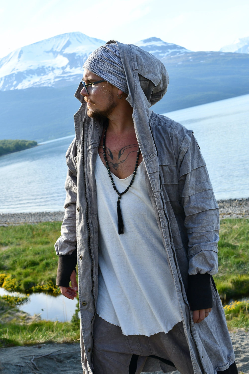 VALO Design Jacket SISU – Crafted from 100% stonewashed cotton for a unique rugged look. Features a large hood, long zipper closure, two zip pockets, and thumbhole sleeves for comfort and functionality.