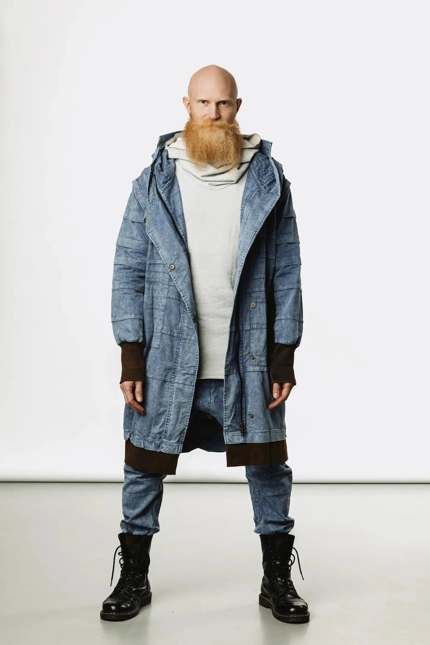 VALO Design Jacket SISU – Crafted from 100% stonewashed cotton for a unique rugged look. Features a large hood, long zipper closure, two zip pockets, and thumbhole sleeves for comfort and functionality.