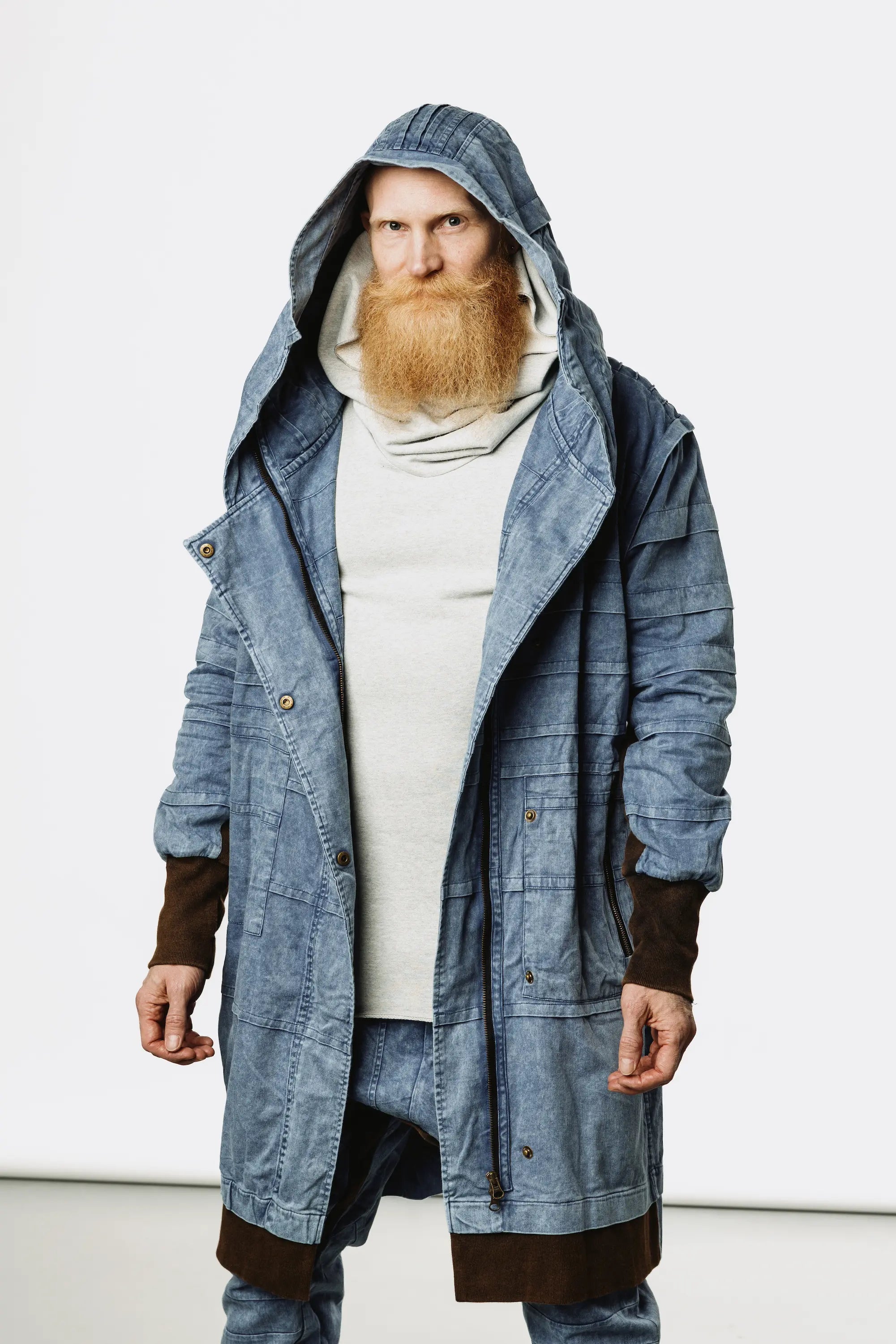 VALO Design Jacket SISU – Crafted from 100% stonewashed cotton for a unique rugged look. Features a large hood, long zipper closure, two zip pockets, and thumbhole sleeves for comfort and functionality.