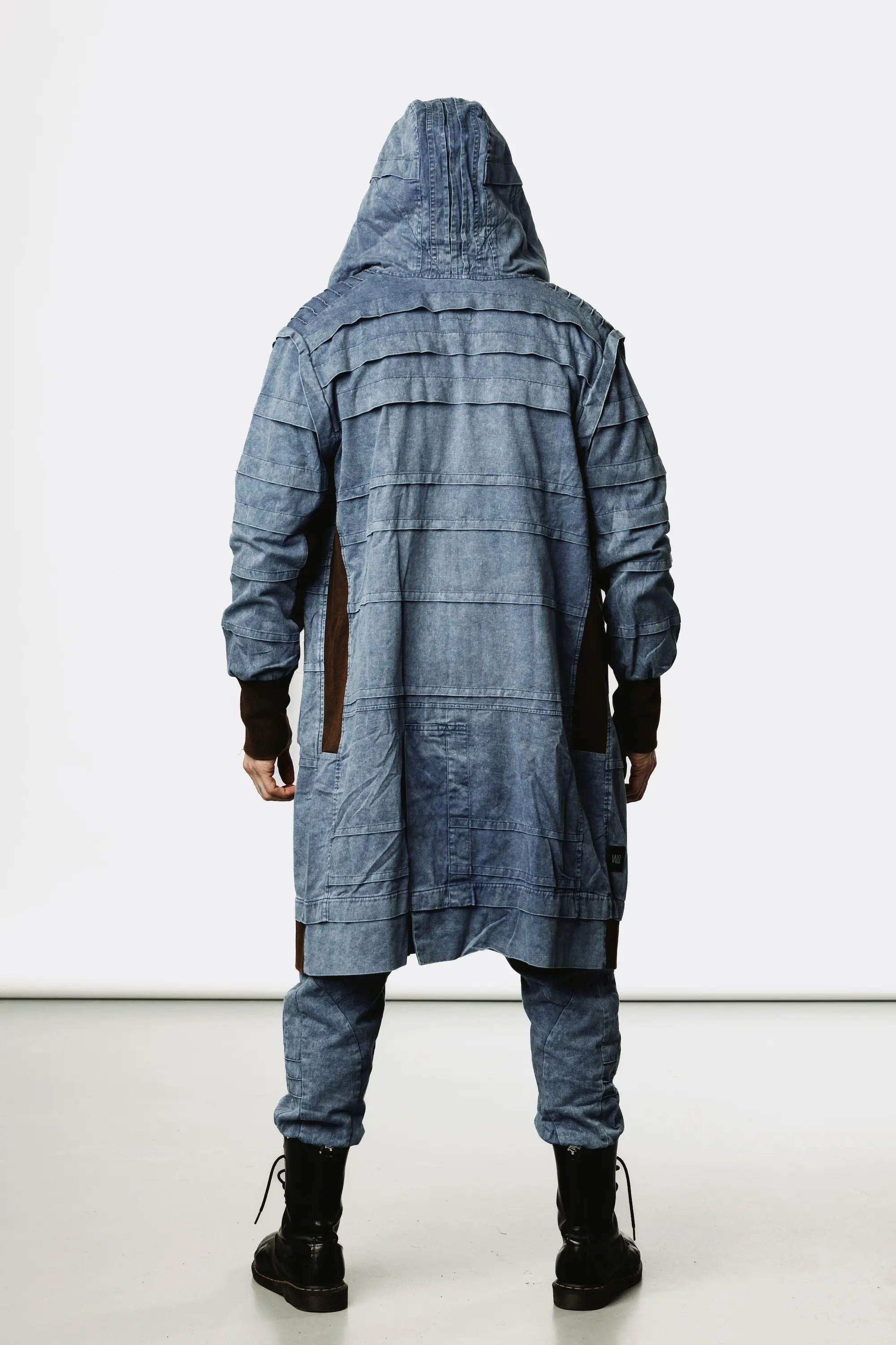 VALO Design Jacket SISU – Crafted from 100% stonewashed cotton for a unique rugged look. Features a large hood, long zipper closure, two zip pockets, and thumbhole sleeves for comfort and functionality.