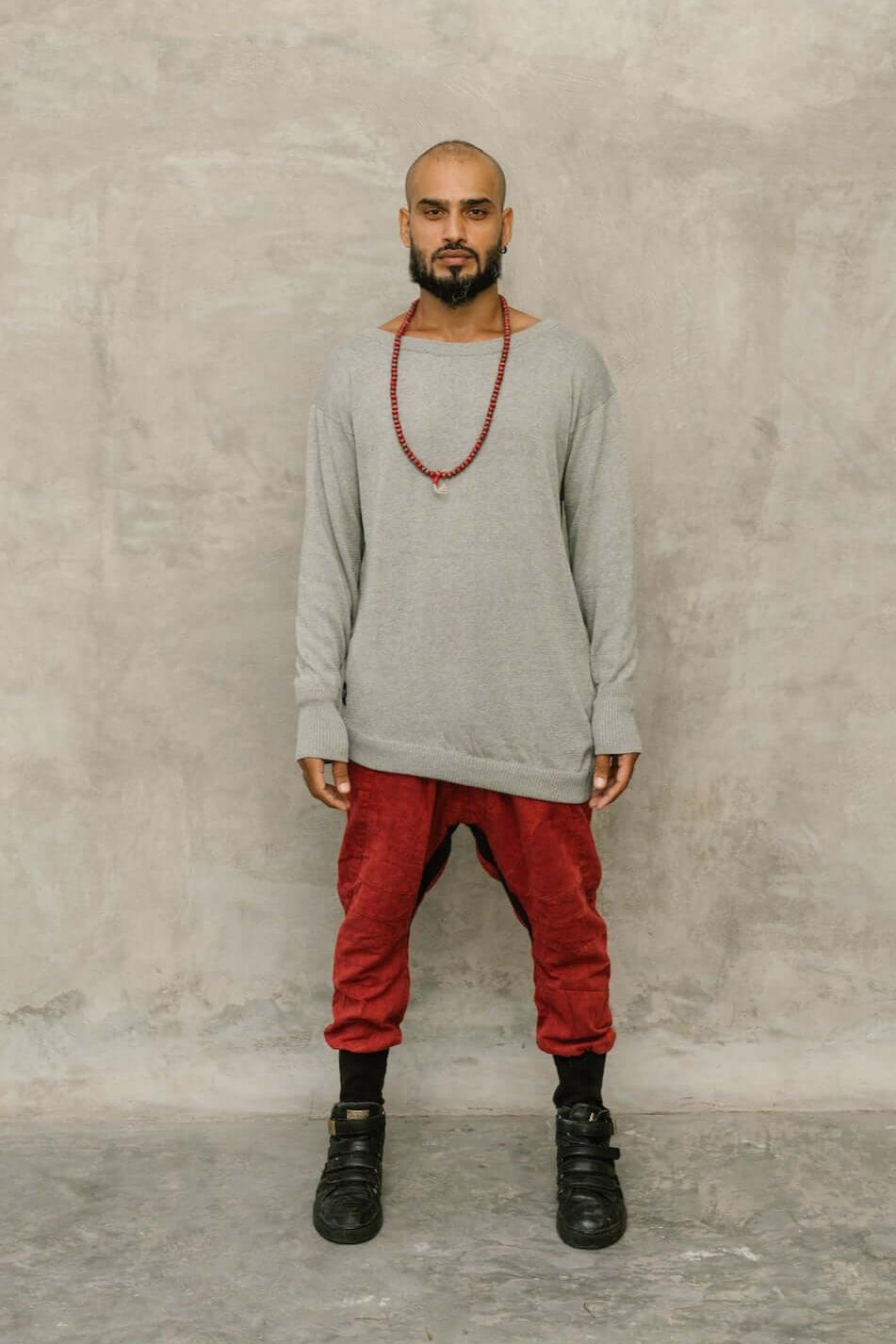 VALO Design Shirt TALVI – Classic round-neck long-sleeve shirt with an asymmetric bottom cut and extended sleeves. Made from exceptionally soft, high-quality cotton yarn for ultimate comfort.