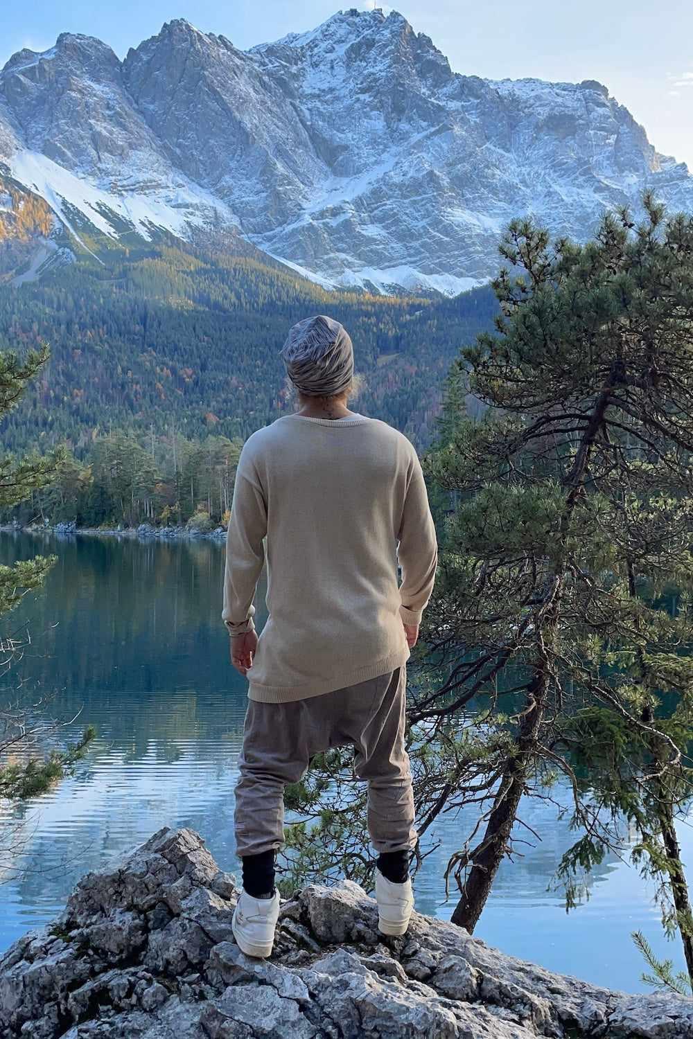 VALO Design Shirt TALVI – Classic round-neck long-sleeve shirt with an asymmetric bottom cut and extended sleeves. Made from exceptionally soft, high-quality cotton yarn for ultimate comfort.