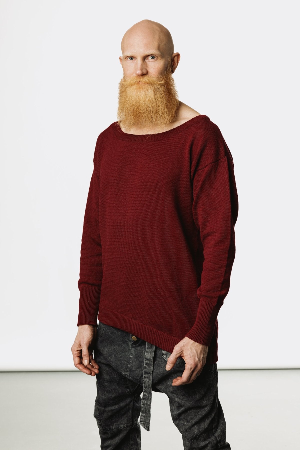 VALO Design Shirt TALVI – Classic round-neck long-sleeve shirt with an asymmetric bottom cut and extended sleeves. Made from exceptionally soft, high-quality cotton yarn for ultimate comfort.