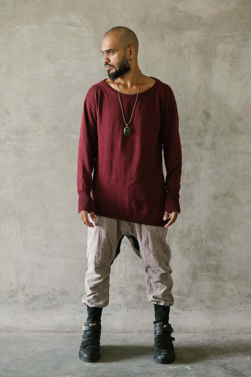 VALO Design Shirt TALVI – Classic round-neck long-sleeve shirt with an asymmetric bottom cut and extended sleeves. Made from exceptionally soft, high-quality cotton yarn for ultimate comfort.