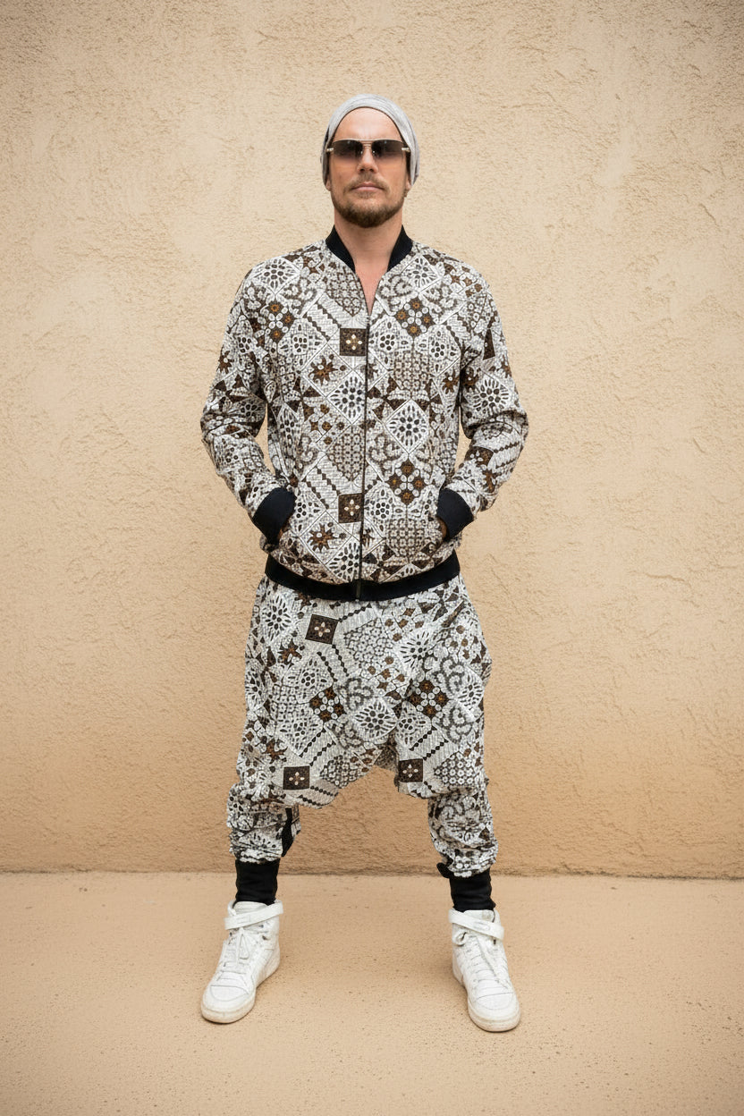 VALO Design Jackets VALO Bomber – Double-layered bomber jacket with striking prints and a soft, airy, natural feel. Elastic cuffs and waist for a sleek, slim fit.