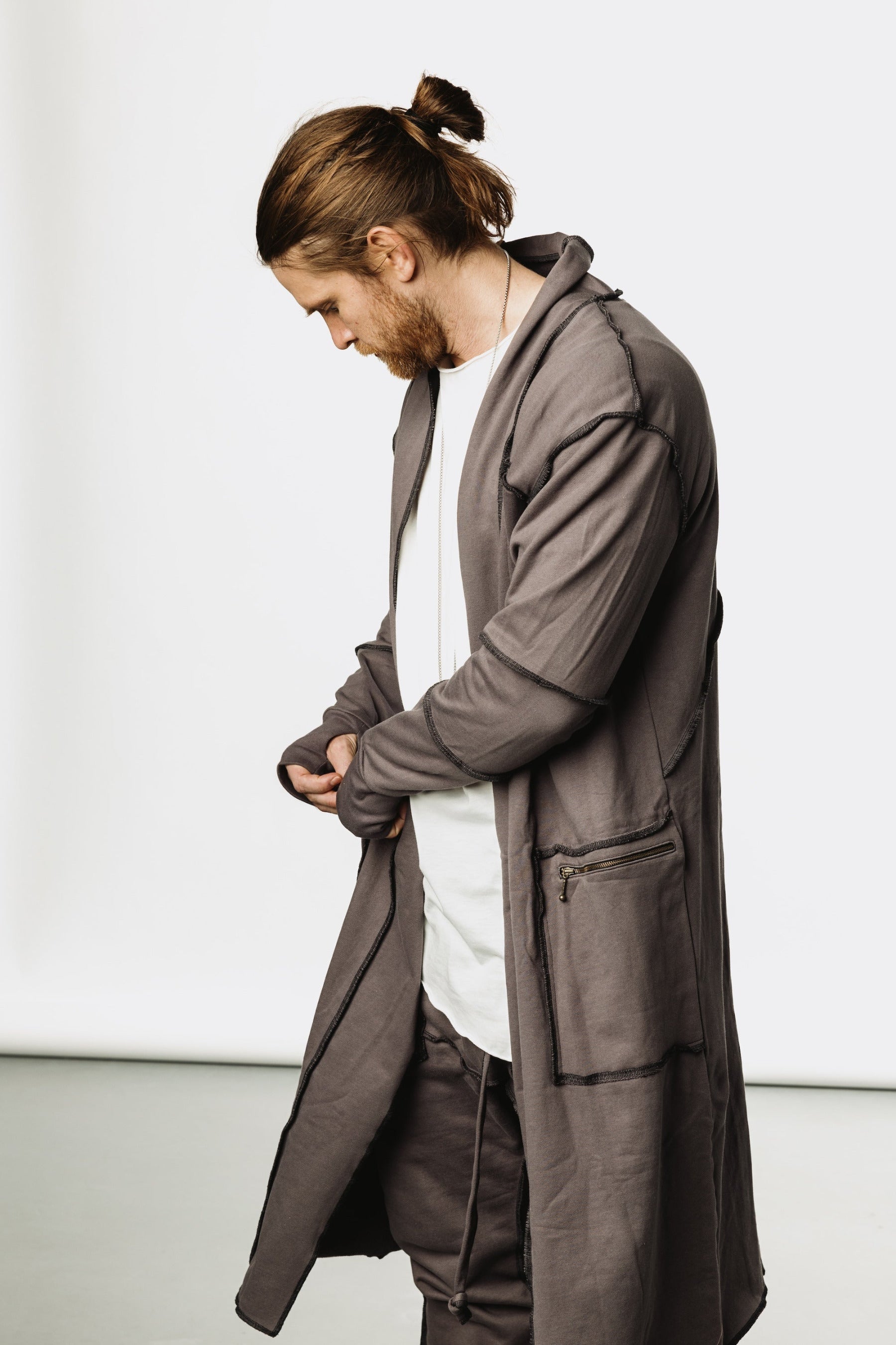 VALO Design Cape NORTHENER – A soft and comfortable long-sleeve hooded cardigan made from high-quality 100% French Terry cotton, featuring overlock stitching for added detail