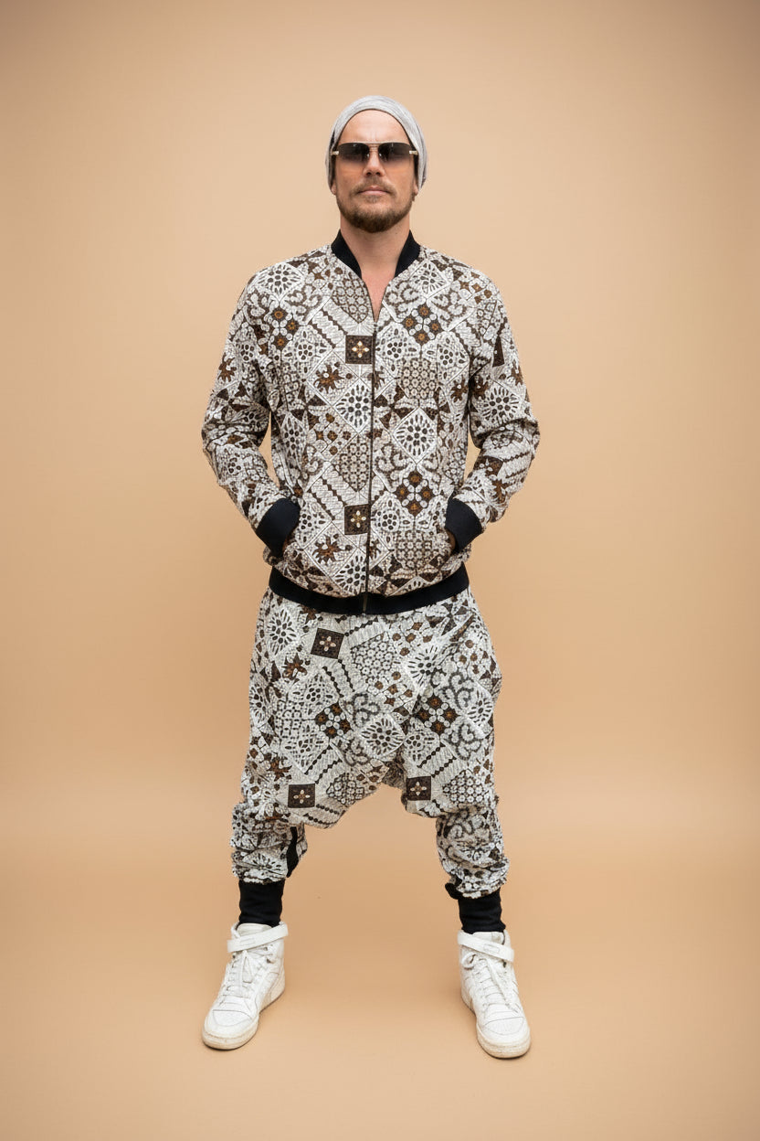 VALO Design Jackets VALO Bomber – Double-layered bomber jacket with striking prints and a soft, airy, natural feel. Elastic cuffs and waist for a sleek, slim fit.