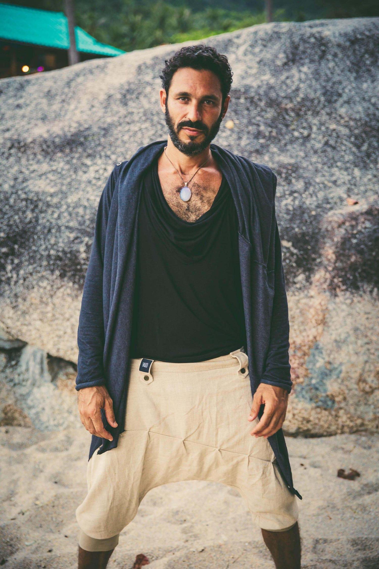 VALO Design Capris DUNE – Crafted from 100% high-quality soft linen for a comfortable, airy feel on the skin. Perfect for summer, these elegant, natural fabric capris are one of our best-selling styles