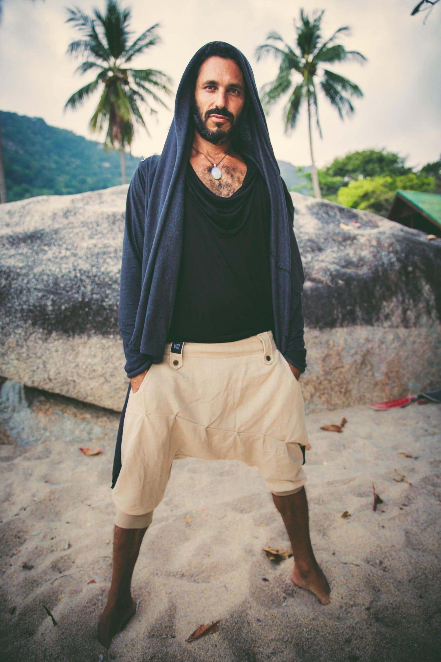 VALO Design Capris DUNE – Crafted from 100% high-quality soft linen for a comfortable, airy feel on the skin. Perfect for summer, these elegant, natural fabric capris are one of our best-selling styles