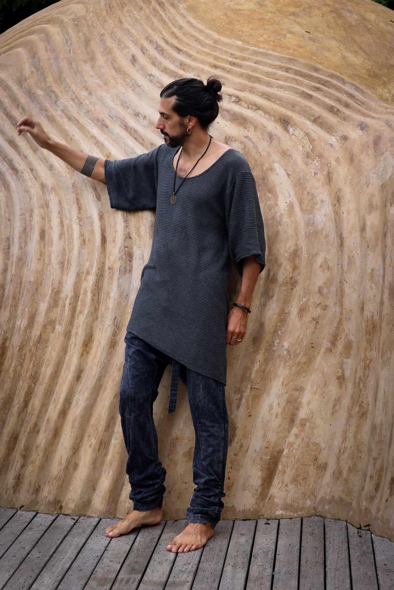 VALO Design Shirt HIHA TEE KNIT – A perfectly loose-fit oversized 3/4 sleeve round-neck tee, crafted with high-quality artisanal craftsmanship. Made from 100% natural cotton yarn, hand-knit into a standout style with a diagonal-cut bottom.