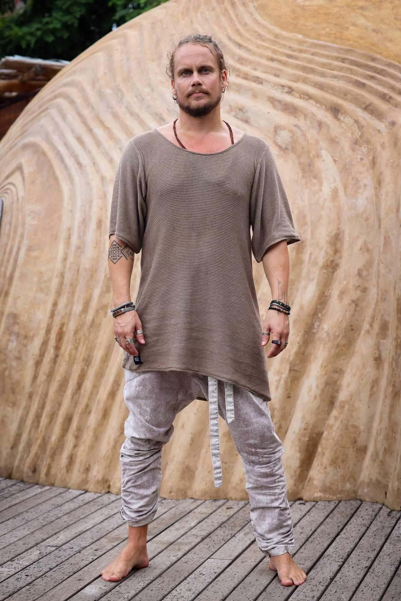 VALO Design Shirt HIHA TEE KNIT – A perfectly loose-fit oversized 3/4 sleeve round-neck tee, crafted with high-quality artisanal craftsmanship. Made from 100% natural cotton yarn, hand-knit into a standout style with a diagonal-cut bottom.