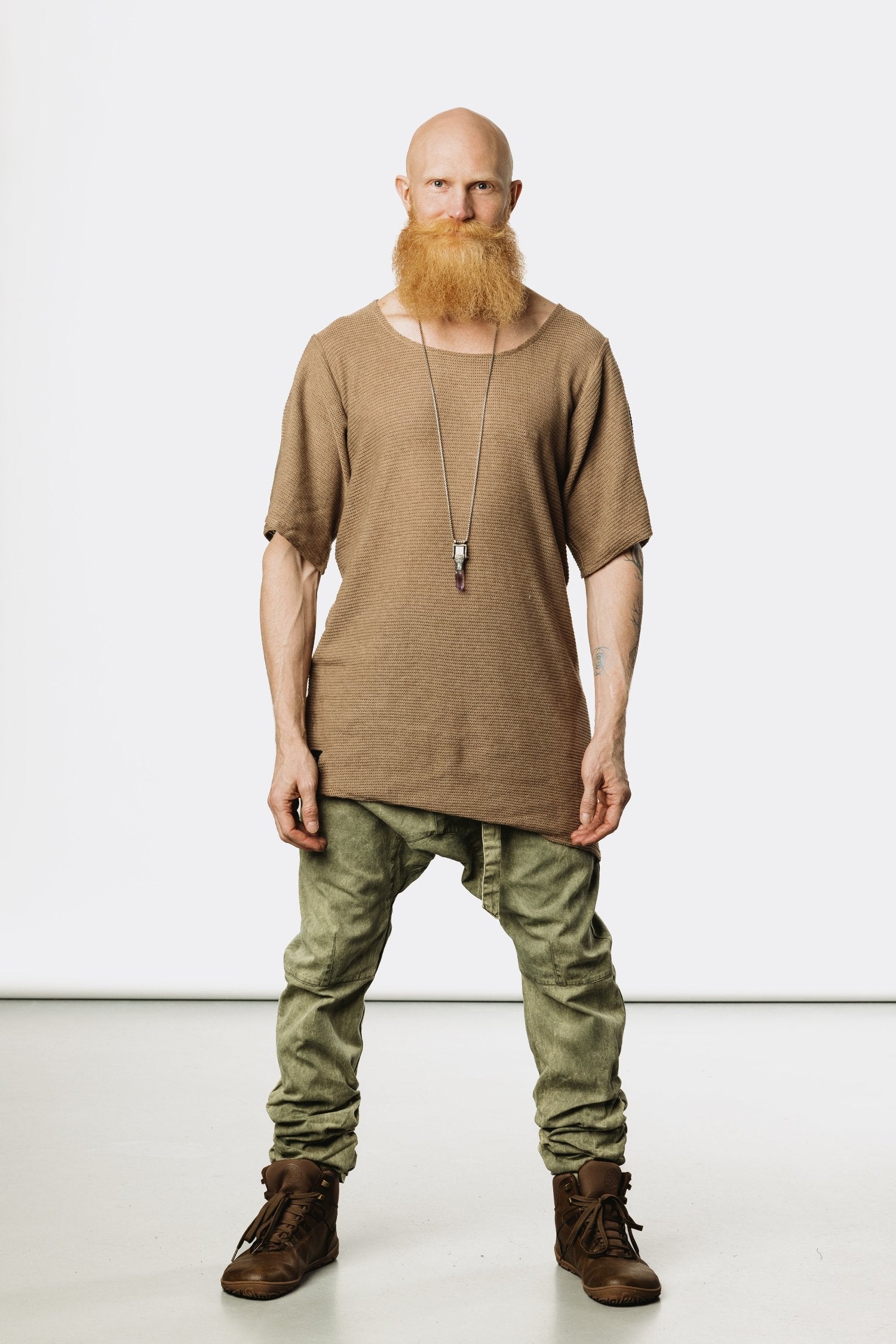 VALO Design Shirt HIHA TEE KNIT – A perfectly loose-fit oversized 3/4 sleeve round-neck tee, crafted with high-quality artisanal craftsmanship. Made from 100% natural cotton yarn, hand-knit into a standout style with a diagonal-cut bottom.