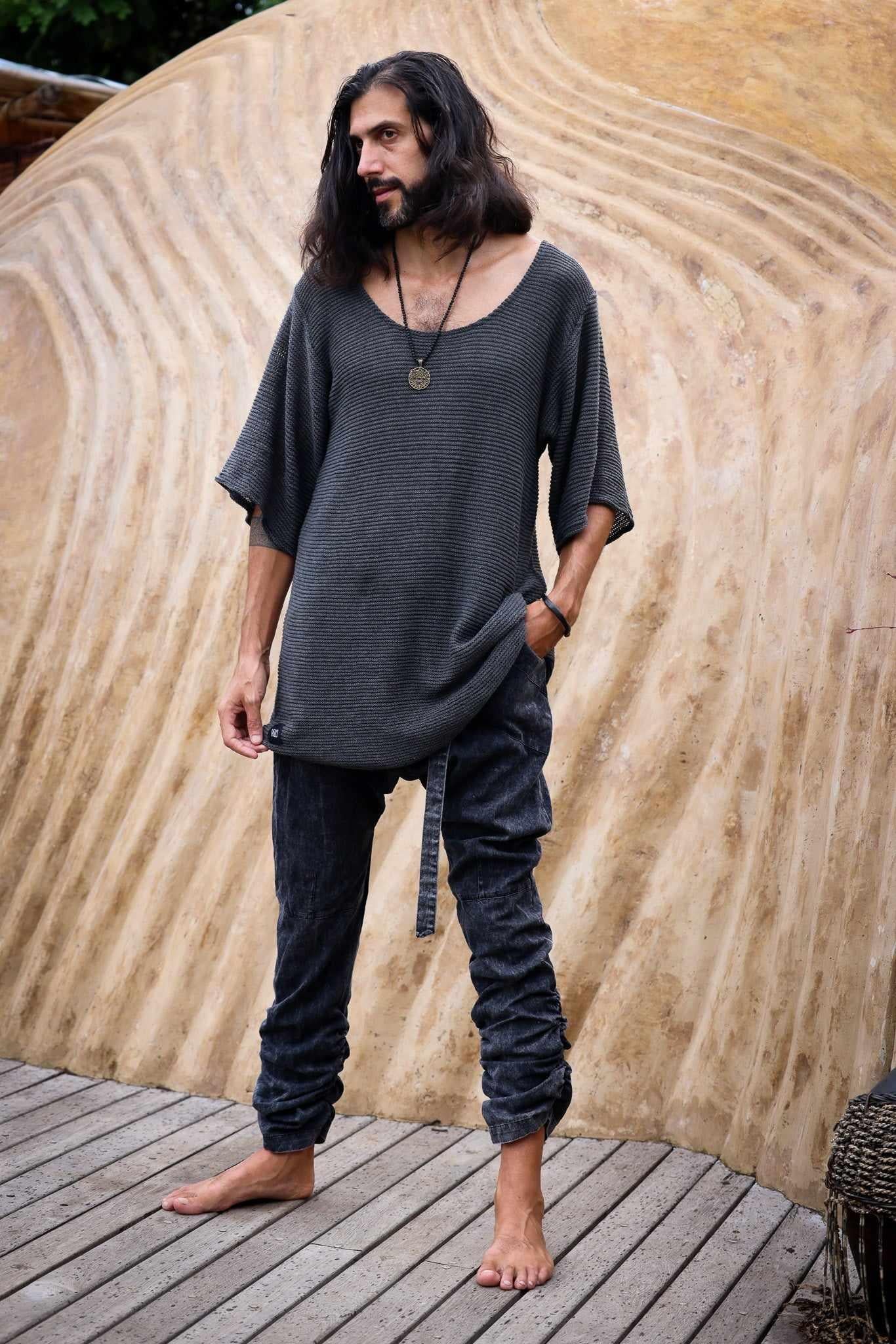 VALO Design Shirt HIHA TEE KNIT – A perfectly loose-fit oversized 3/4 sleeve round-neck tee, crafted with high-quality artisanal craftsmanship. Made from 100% natural cotton yarn, hand-knit into a standout style with a diagonal-cut bottom.