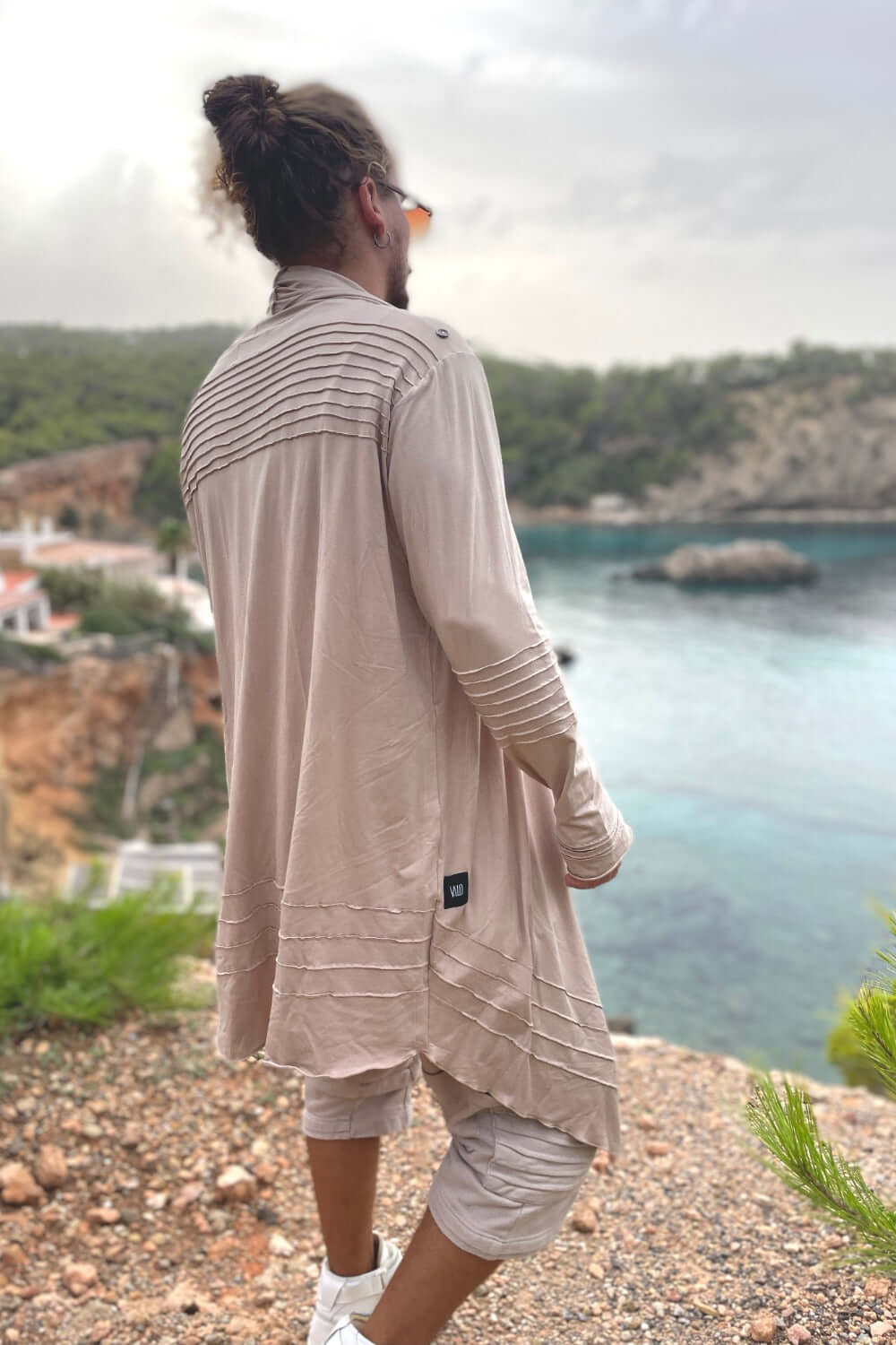 VALO Design Hoodies KUU – A unique hooded vest made from 97% eco-friendly bamboo and 3% spandex. Ultra-soft and breathable, it feels like a second skin.