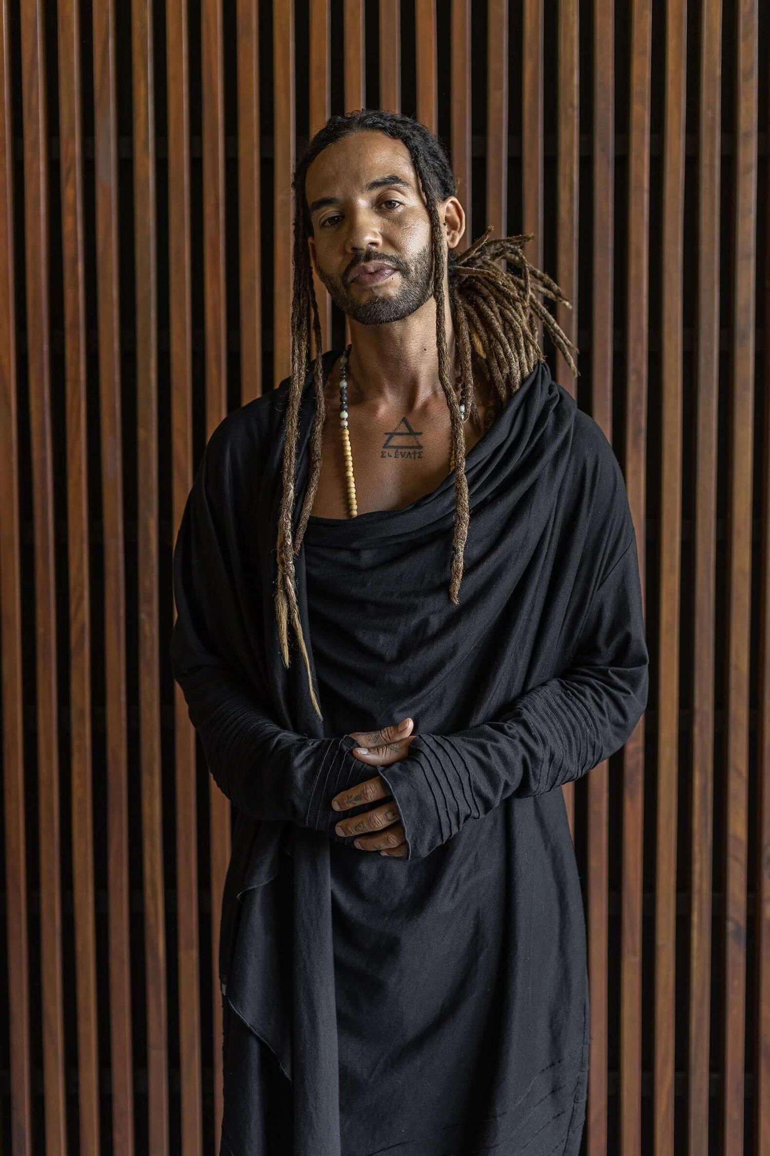 VALO Design Hoodies KUU – A unique hooded vest made from 97% eco-friendly bamboo and 3% spandex. Ultra-soft and breathable, it feels like a second skin.