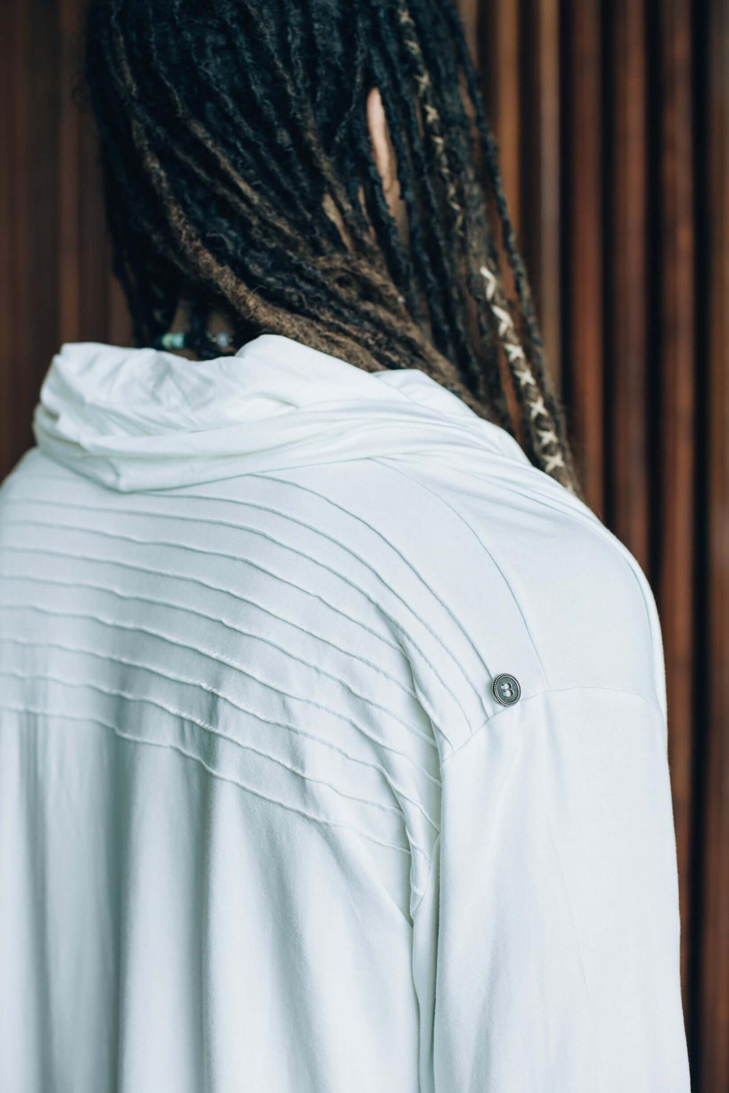 VALO Design Hoodies KUU – A unique hooded vest made from 97% eco-friendly bamboo and 3% spandex. Ultra-soft and breathable, it feels like a second skin.