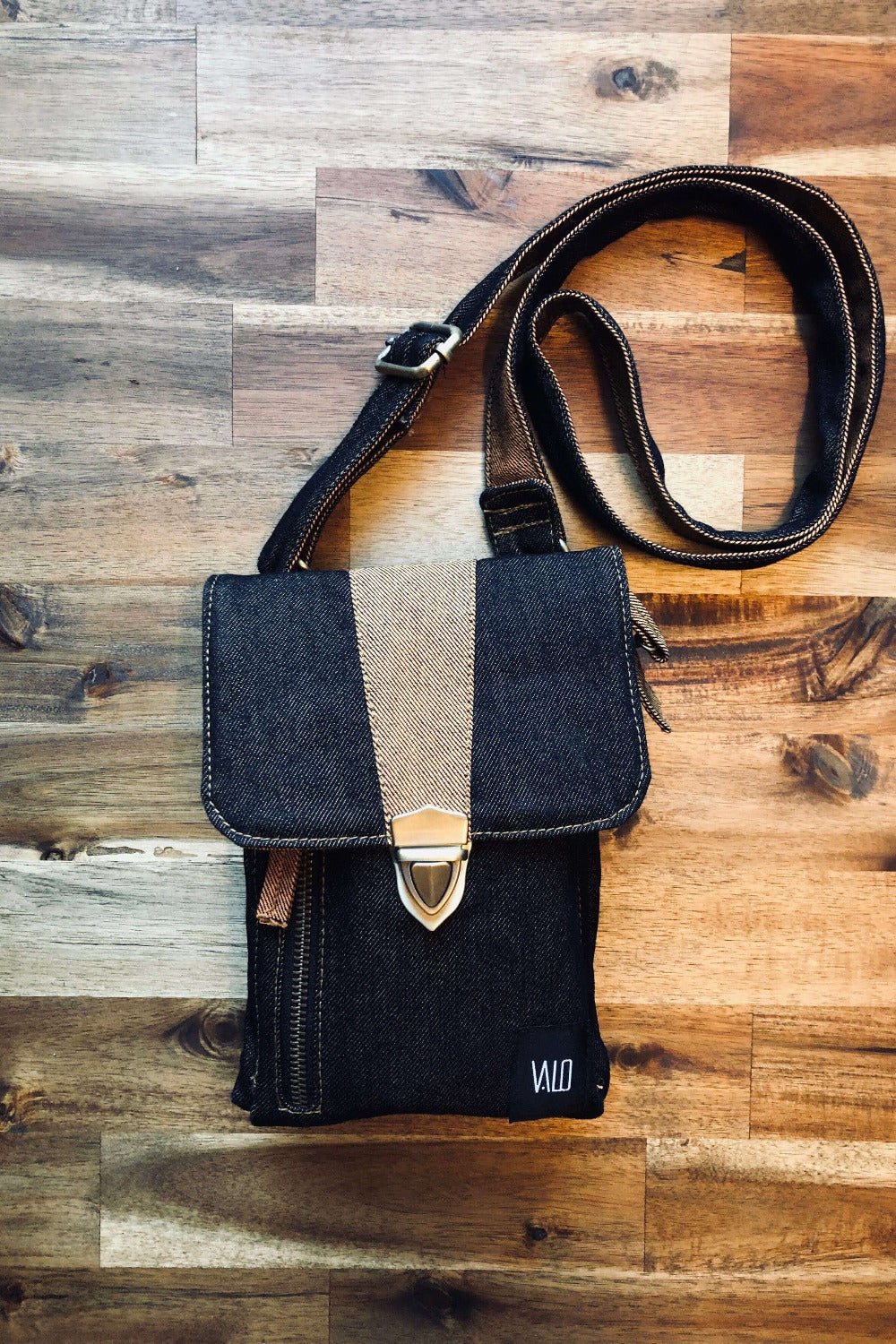 VALO Design Clothing Bag MATKA – A medium-sized shoulder bag with multiple pockets, designed for travelers seeking style and functionality