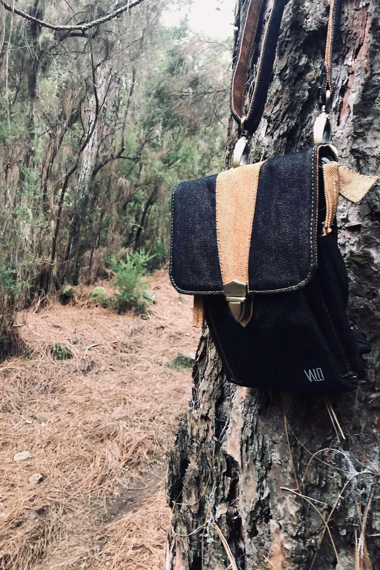 VALO Design Clothing Bag MATKA – A medium-sized shoulder bag with multiple pockets, designed for travelers seeking style and functionality