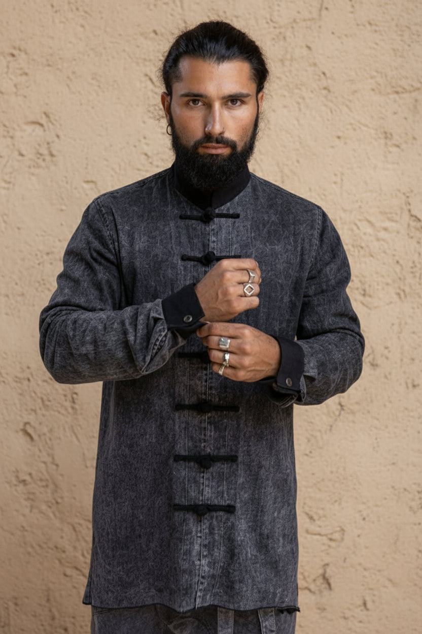 VALO Design Jackets SHAOLIN – Detailed craftsmanship with unique hand-knotted buttons, a timeless oriental boho style. Stonewashed smooth cotton body with convenient pockets for your essentials.