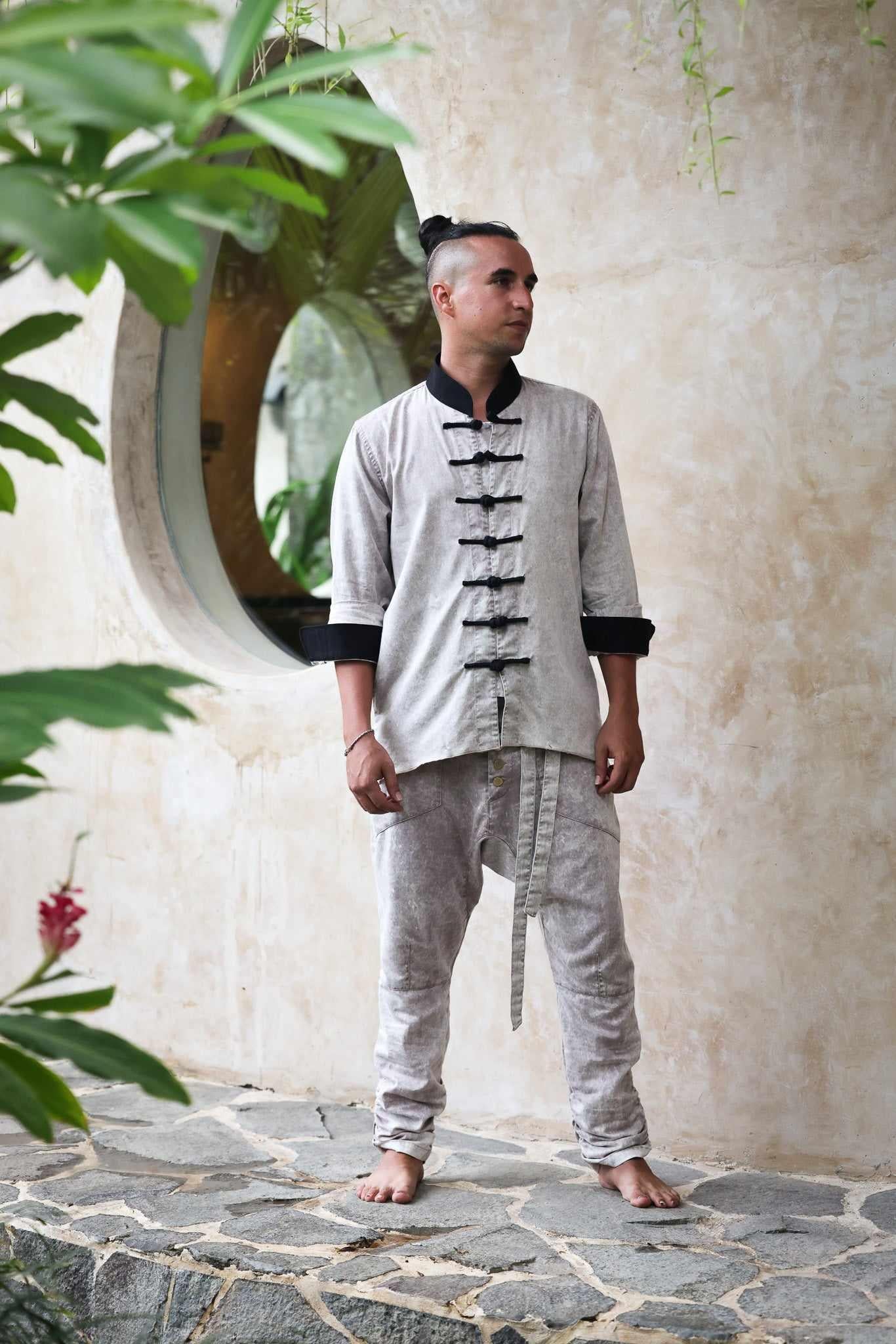 VALO Design Jackets SHAOLIN – Detailed craftsmanship with unique hand-knotted buttons, a timeless oriental boho style. Stonewashed smooth cotton body with convenient pockets for your essentials.