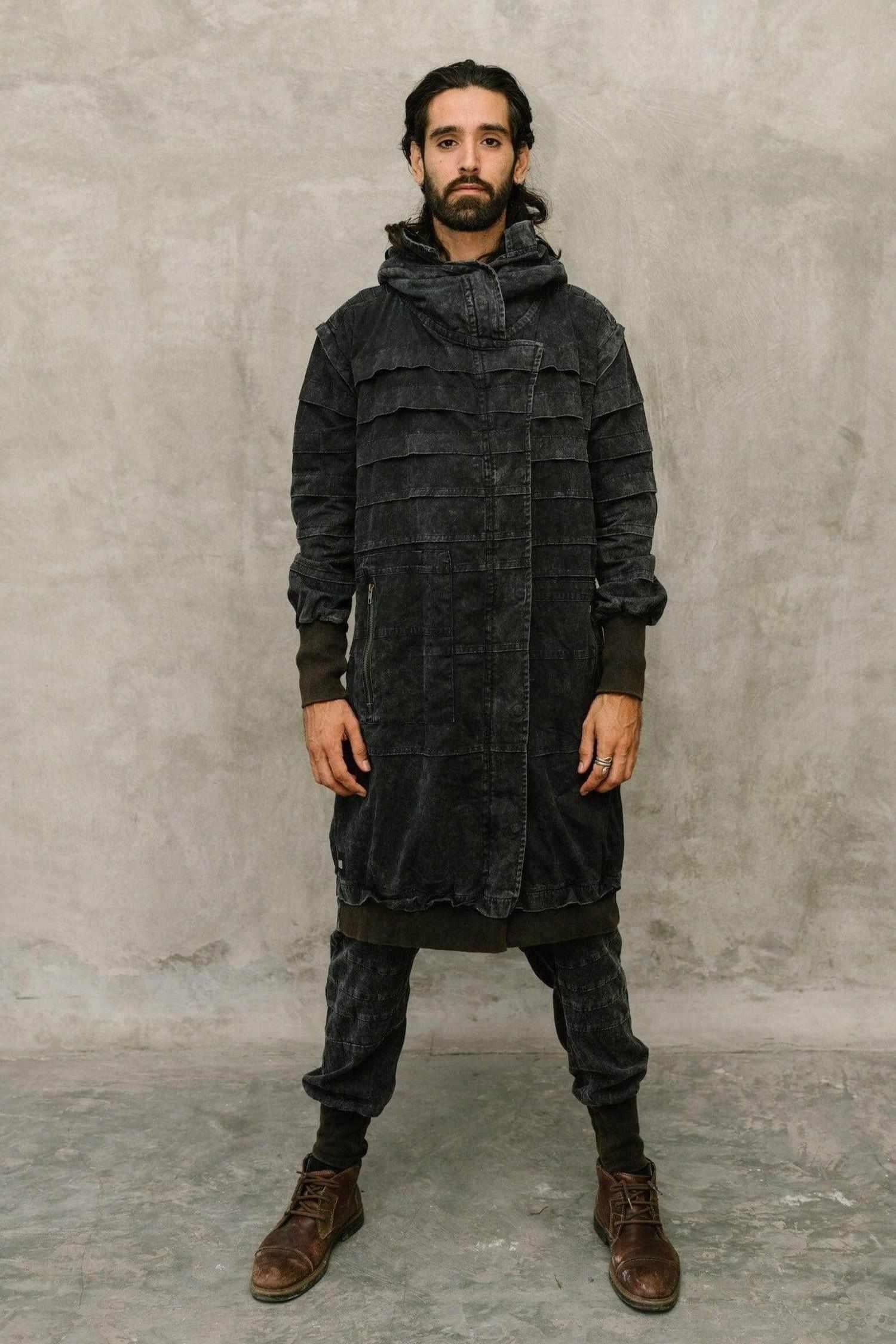 VALO Design Jacket SISU – Crafted from 100% stonewashed cotton for a unique rugged look. Features a large hood, long zipper closure, two zip pockets, and thumbhole sleeves for comfort and functionality.