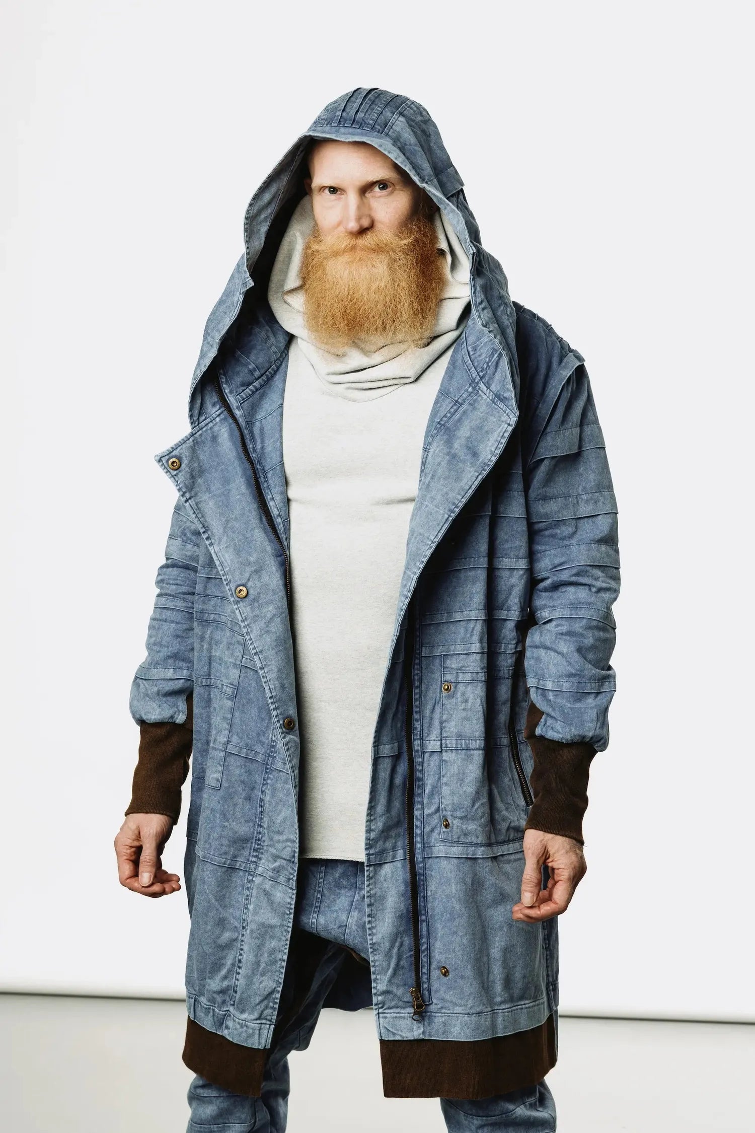 VALO Design Jacket SISU – Crafted from 100% stonewashed cotton for a unique rugged look. Features a large hood, long zipper closure, two zip pockets, and thumbhole sleeves for comfort and functionality.