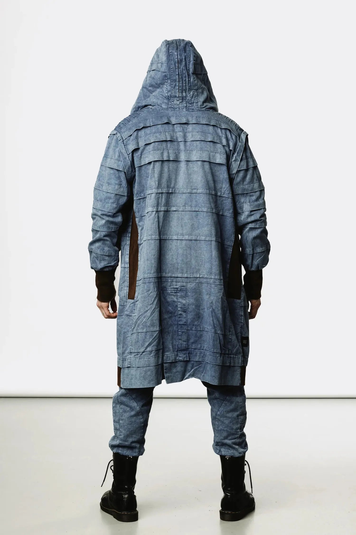 VALO Design Jacket SISU – Crafted from 100% stonewashed cotton for a unique rugged look. Features a large hood, long zipper closure, two zip pockets, and thumbhole sleeves for comfort and functionality.