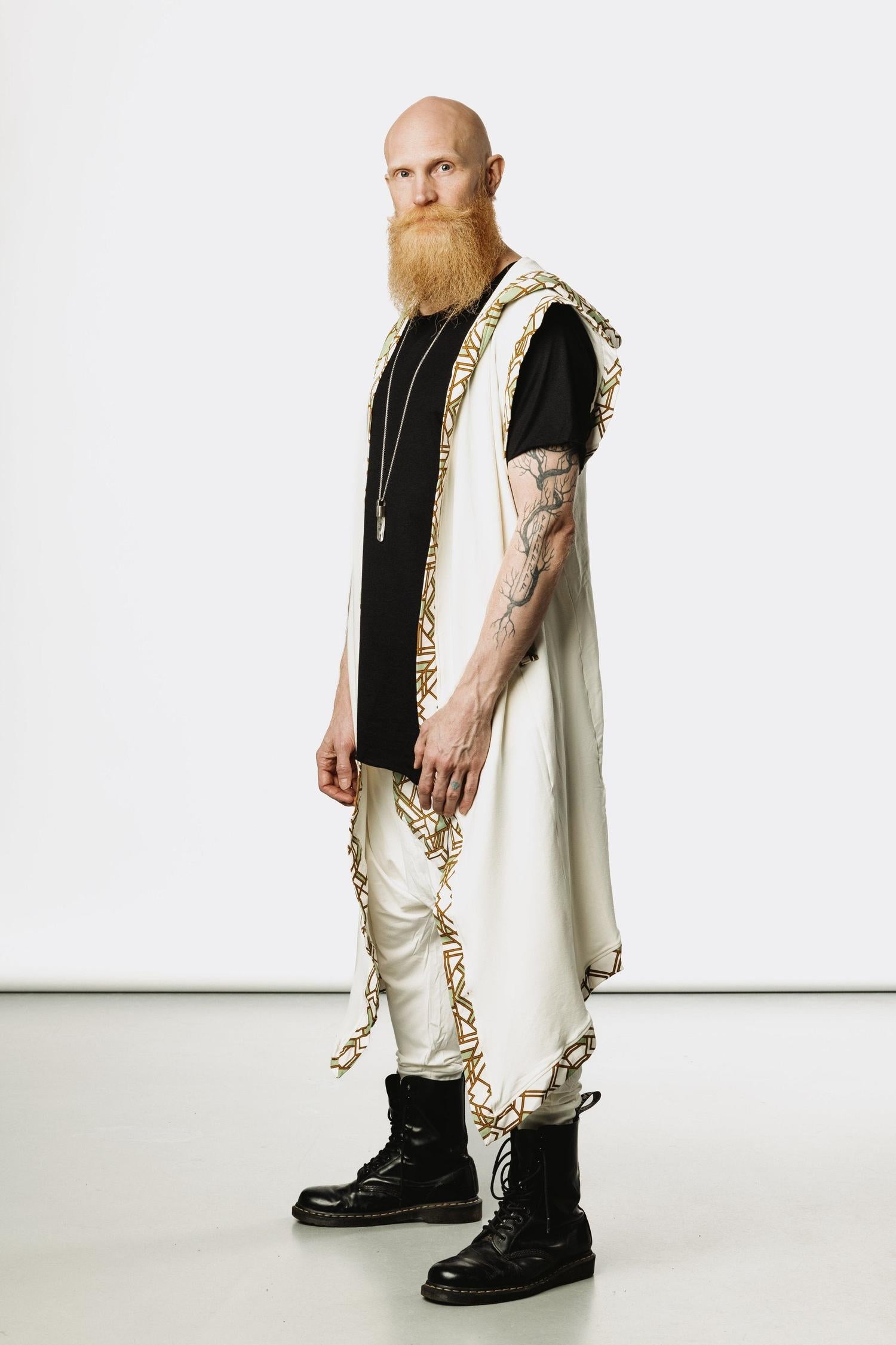 VALO Design Cape TAIKA WARRIOR – A striking hooded cape inspired by the Warrior of Light, crafted from exceptionally resilient and durable fabric.