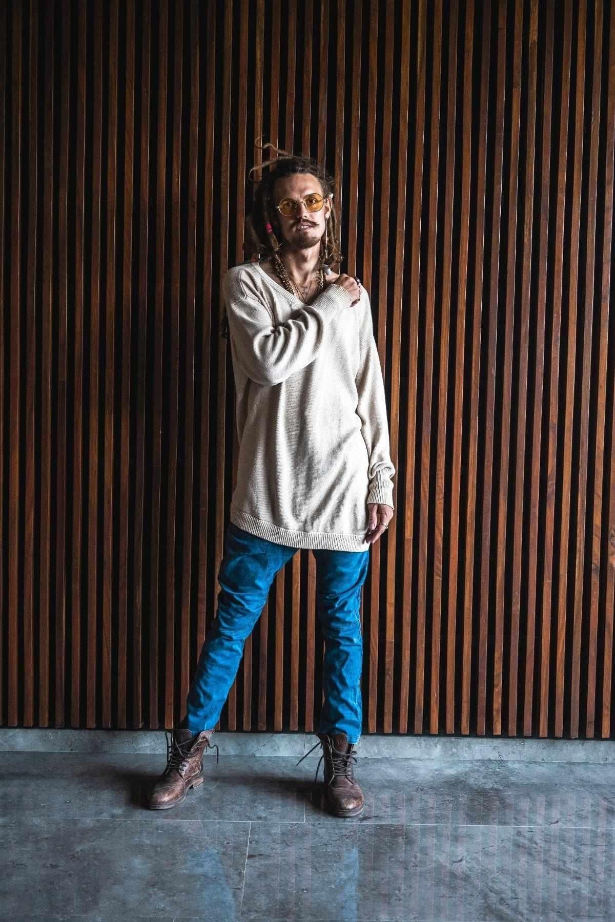 VALO Design Shirt TALVI – Classic round-neck long-sleeve shirt with an asymmetric bottom cut and extended sleeves. Made from exceptionally soft, high-quality cotton yarn for ultimate comfort.