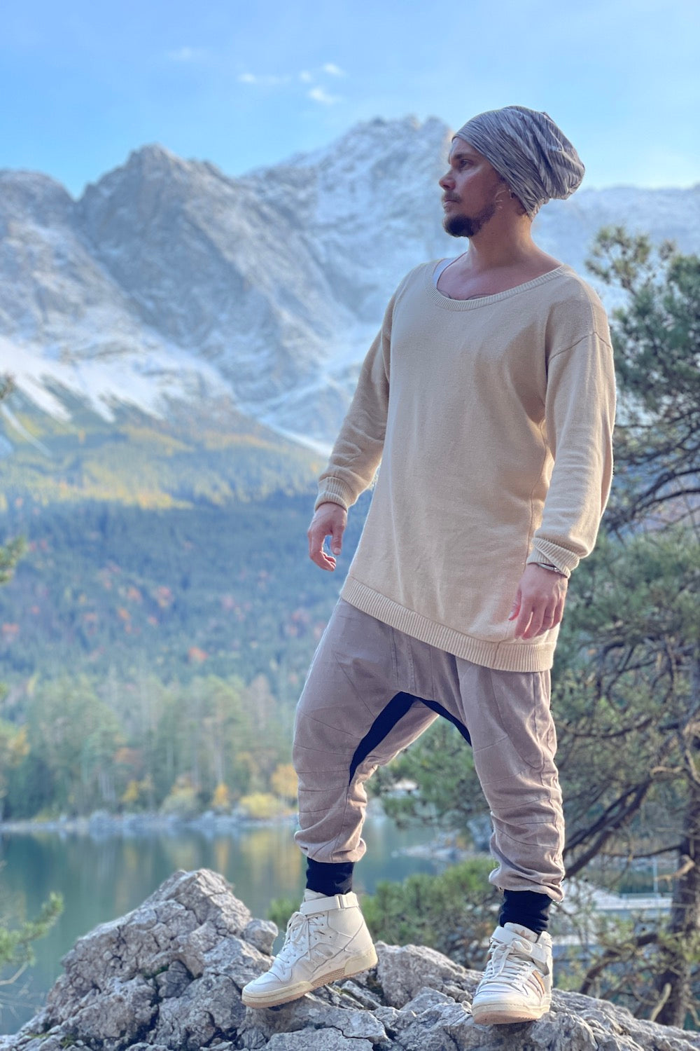 VALO Design Shirt TALVI – Classic round-neck long-sleeve shirt with an asymmetric bottom cut and extended sleeves. Made from exceptionally soft, high-quality cotton yarn for ultimate comfort.