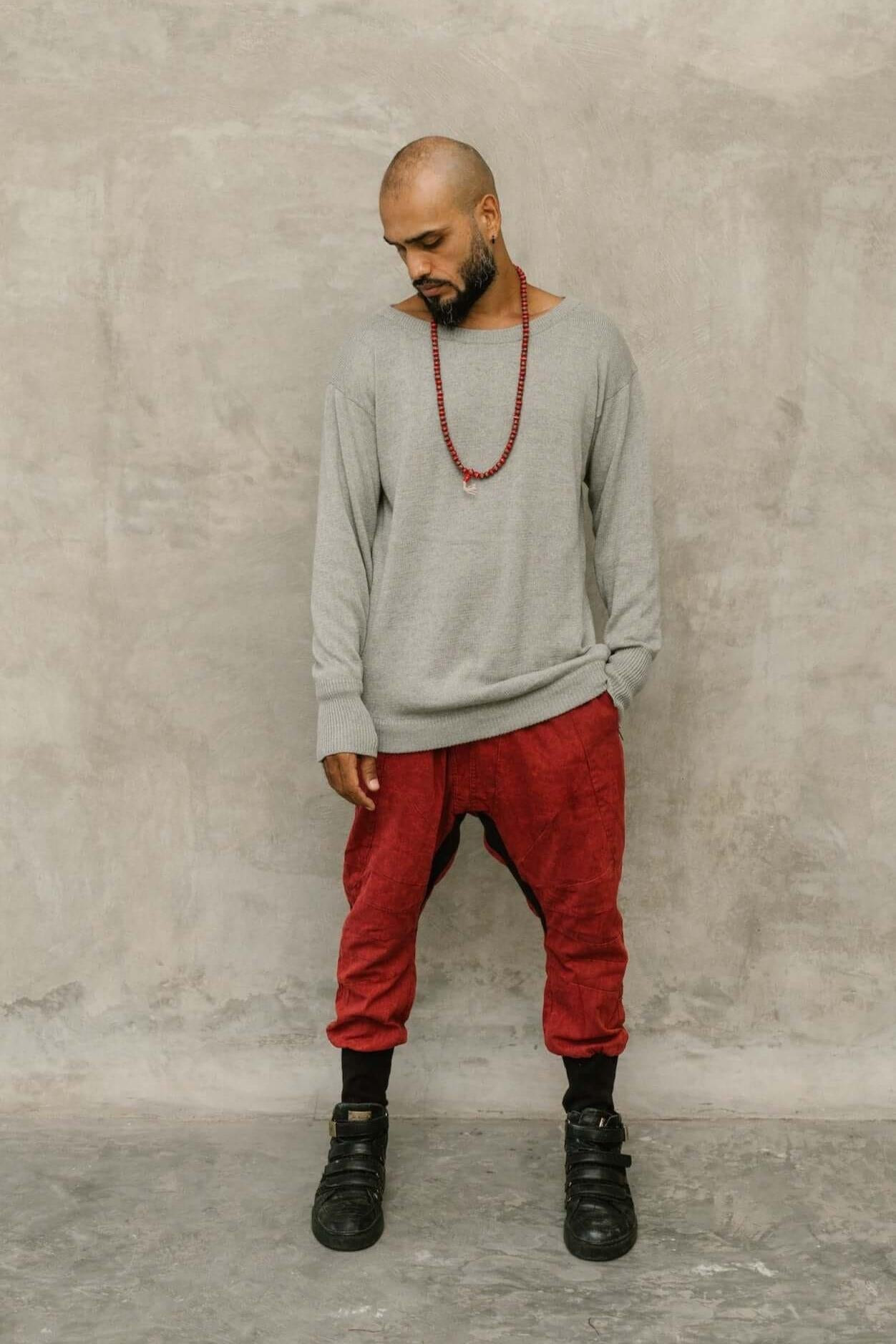 VALO Design Shirt TALVI – Classic round-neck long-sleeve shirt with an asymmetric bottom cut and extended sleeves. Made from exceptionally soft, high-quality cotton yarn for ultimate comfort.