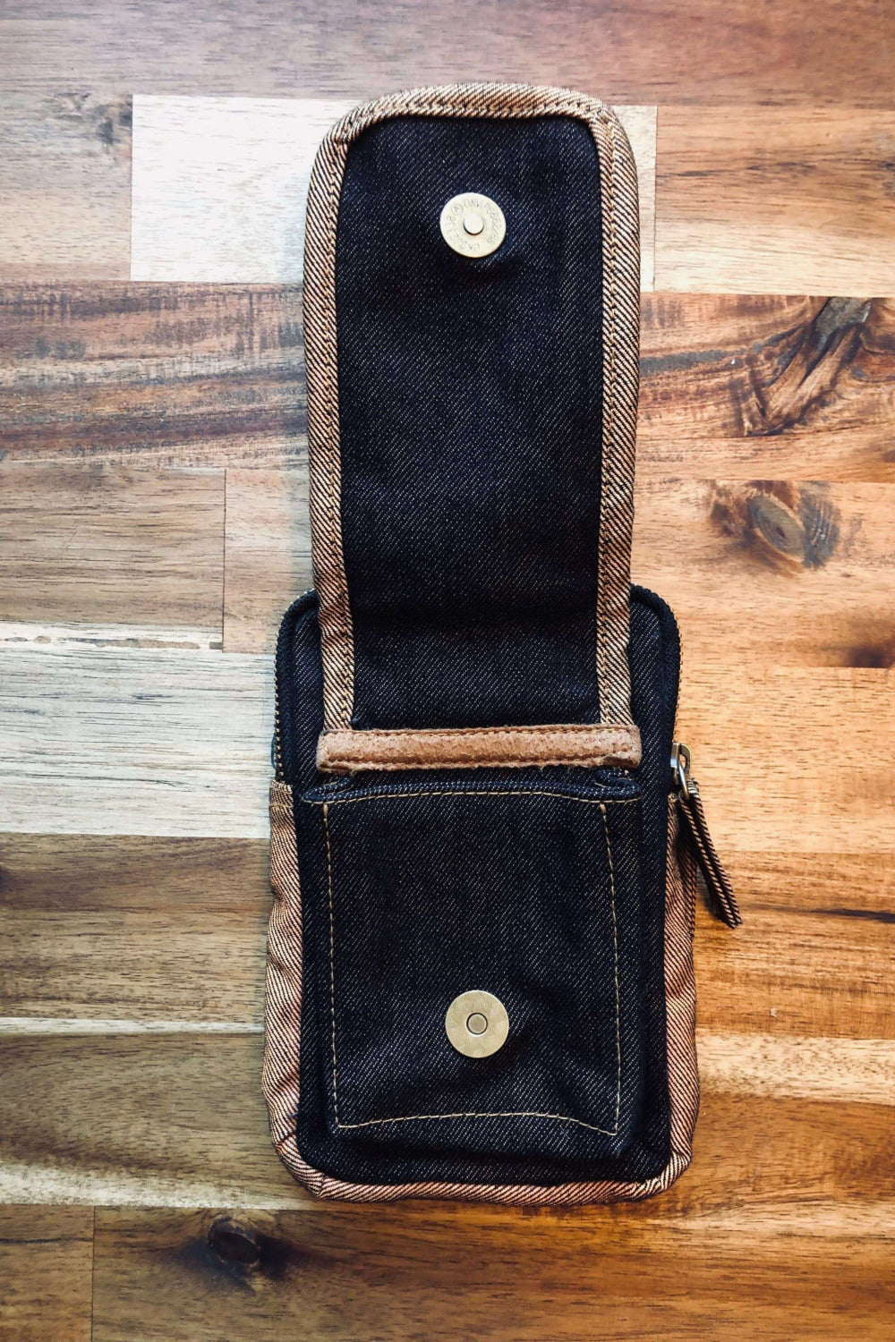 VALO Design Bag TASKU – A stylish and functional belt bag crafted from recycled orange and black denim