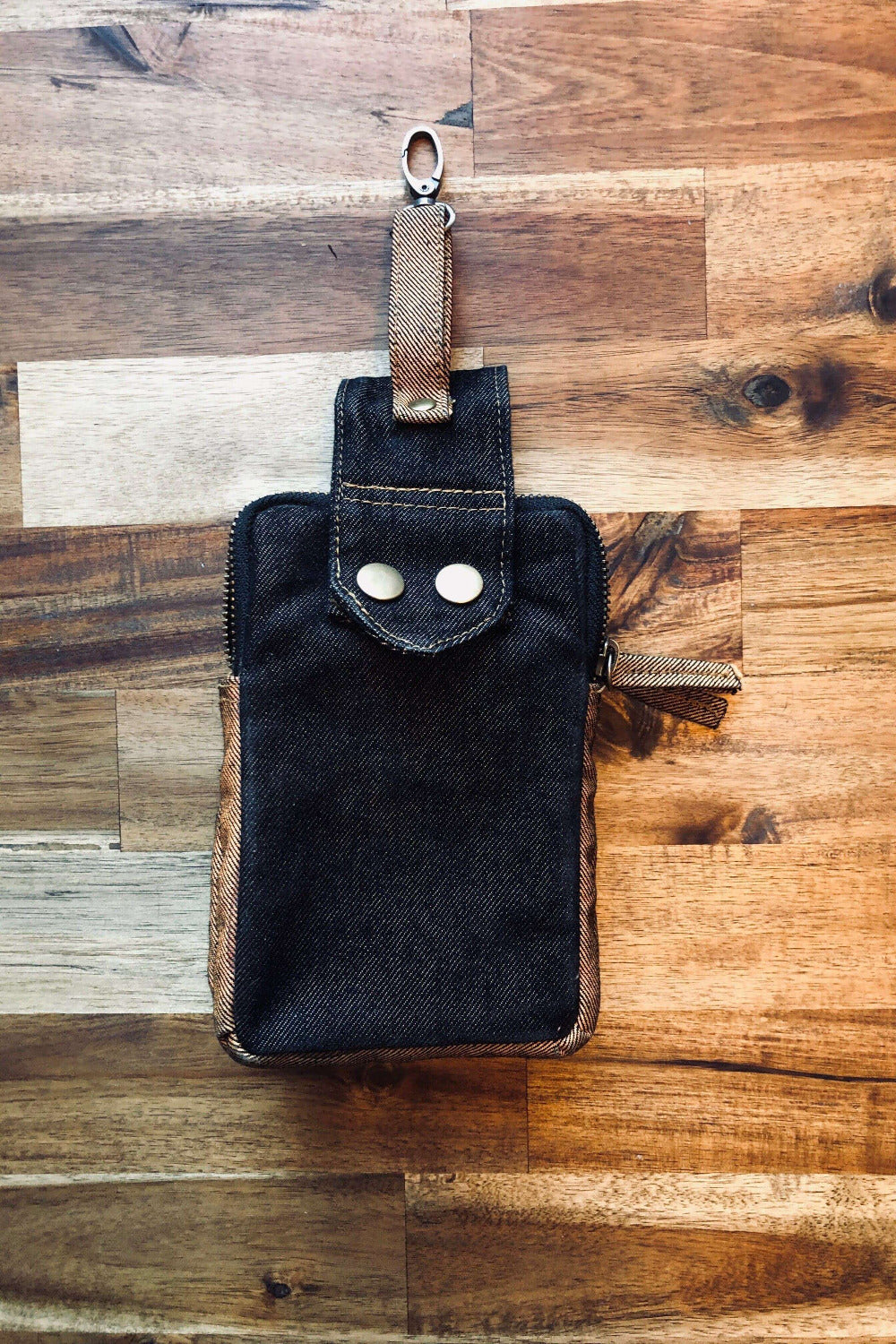 VALO Design Bag TASKU – A stylish and functional belt bag crafted from recycled orange and black denim