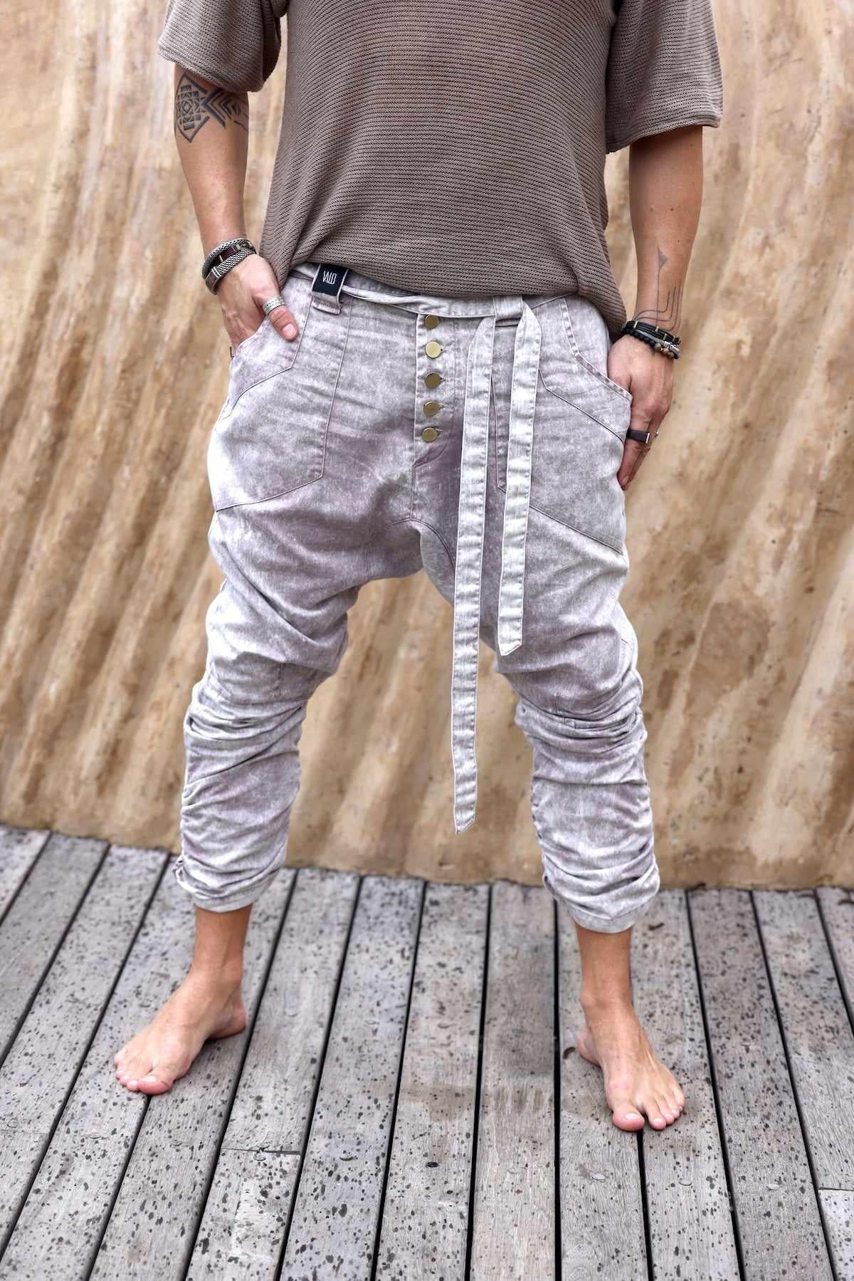VALO Design Pants UNI - Unique and classic slim-leg 100% cotton drop crotch trousers with elastic wrinkling pull-up effect on the leg. 